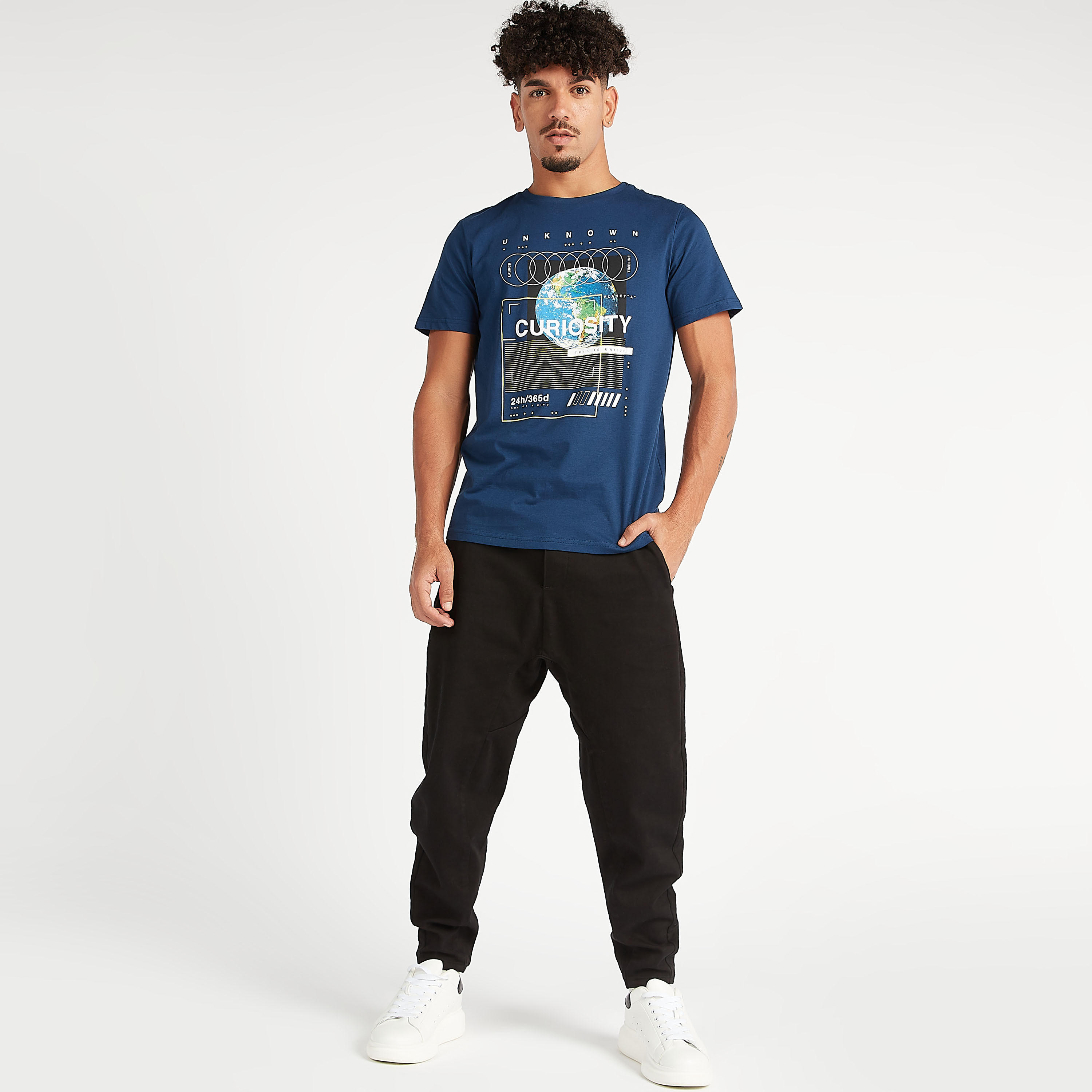تيشيرت  بياقة ضيّقة وأكمام قصيرة وطبعات-men-clothing-tshirtsandpolos-tshirts-image-3