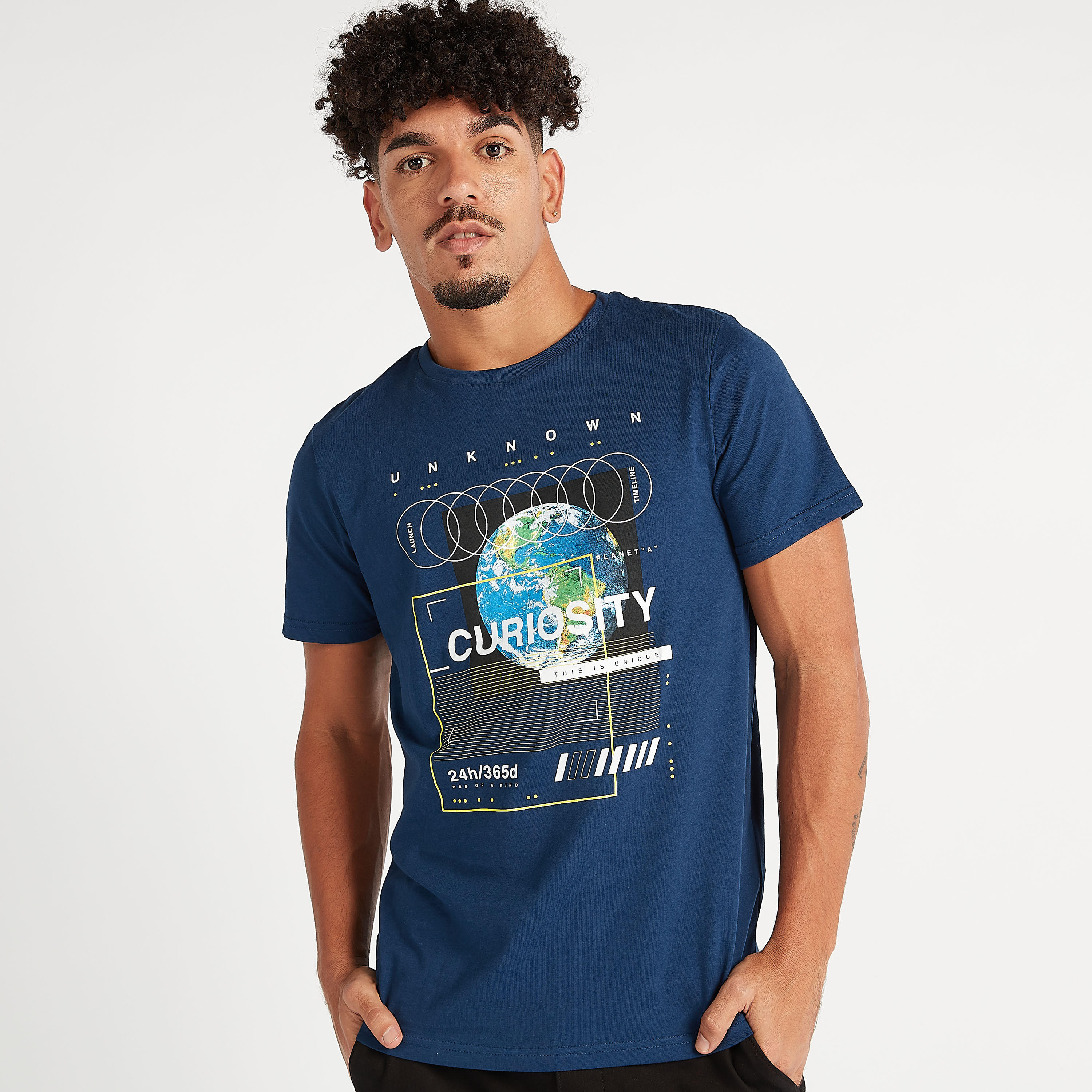 تيشيرت  بياقة ضيّقة وأكمام قصيرة وطبعات-men-clothing-tshirtsandpolos-tshirts-image-2
