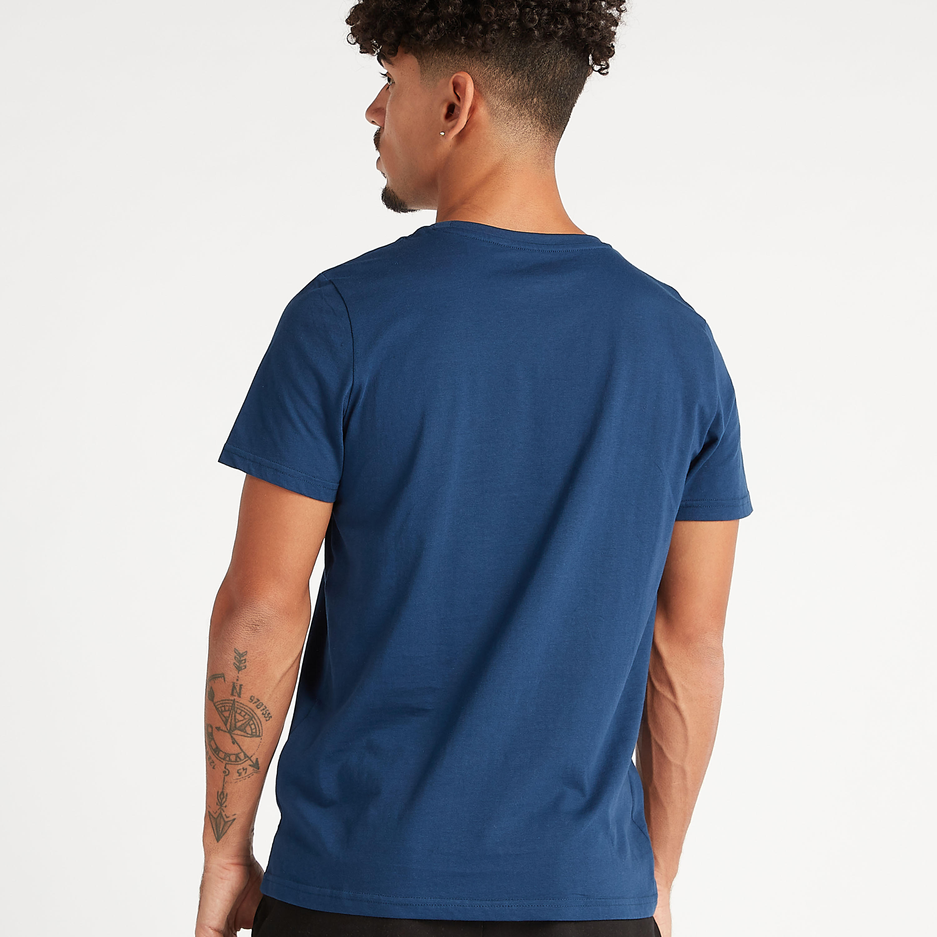 تيشيرت  بياقة ضيّقة وأكمام قصيرة وطبعات-men-clothing-tshirtsandpolos-tshirts-image-1