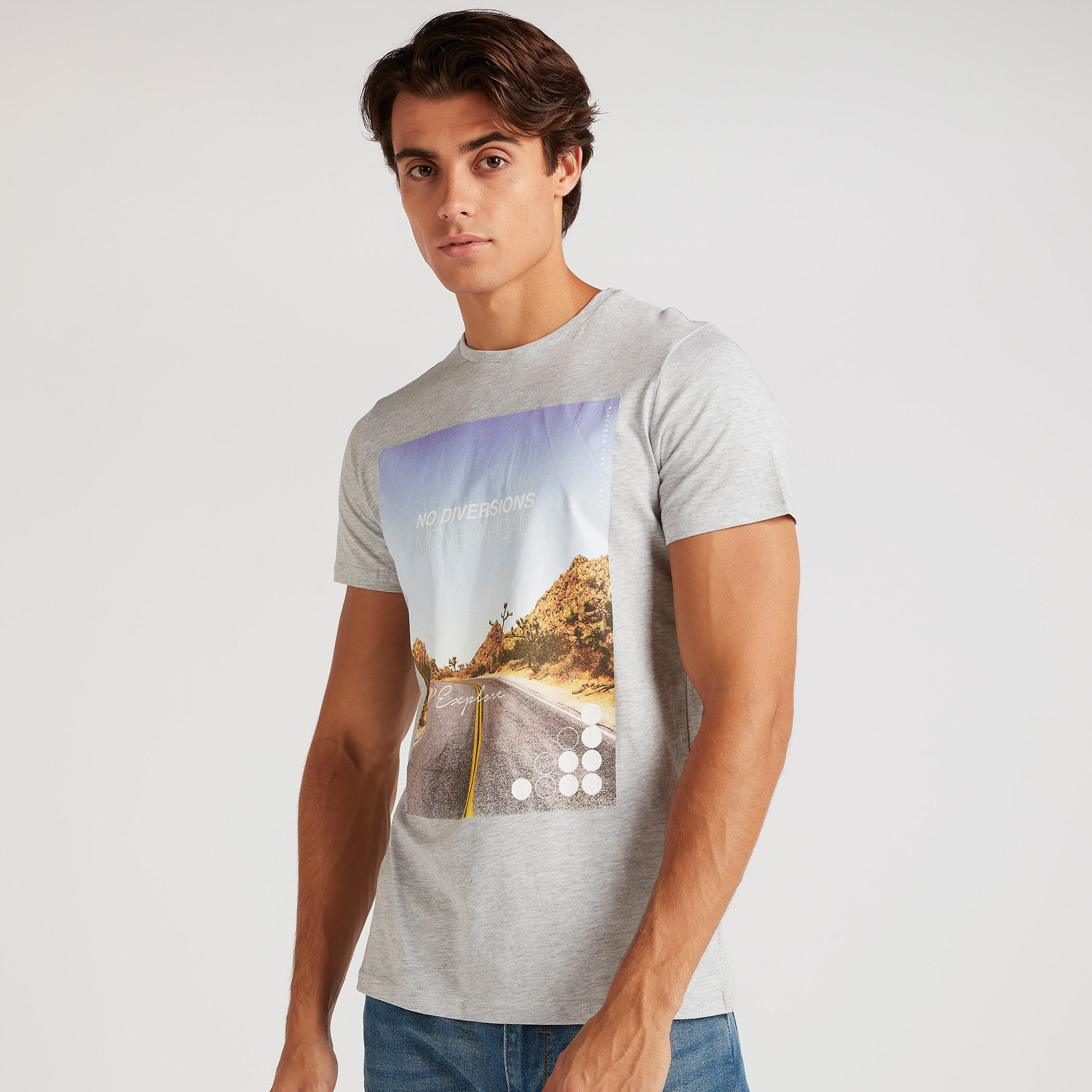 تيشيرت بياقة ضيّقة وطبعات جرافيك وأكمام قصيرة-men-clothing-tshirtsandpolos-tshirts-image-1