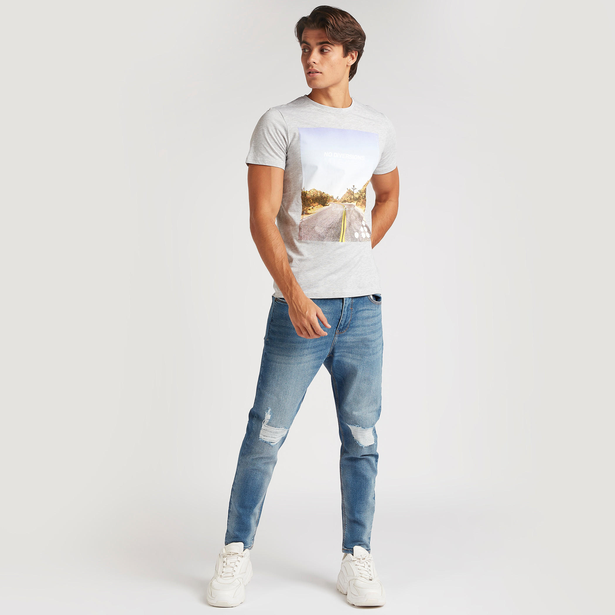تيشيرت بياقة ضيّقة وطبعات جرافيك وأكمام قصيرة-men-clothing-tshirtsandpolos-tshirts-image-2