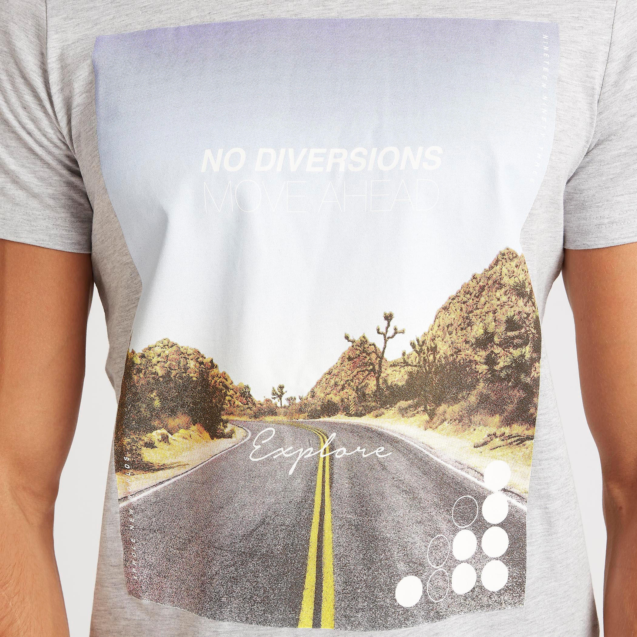 تيشيرت بياقة ضيّقة وطبعات جرافيك وأكمام قصيرة-men-clothing-tshirtsandpolos-tshirts-image-3