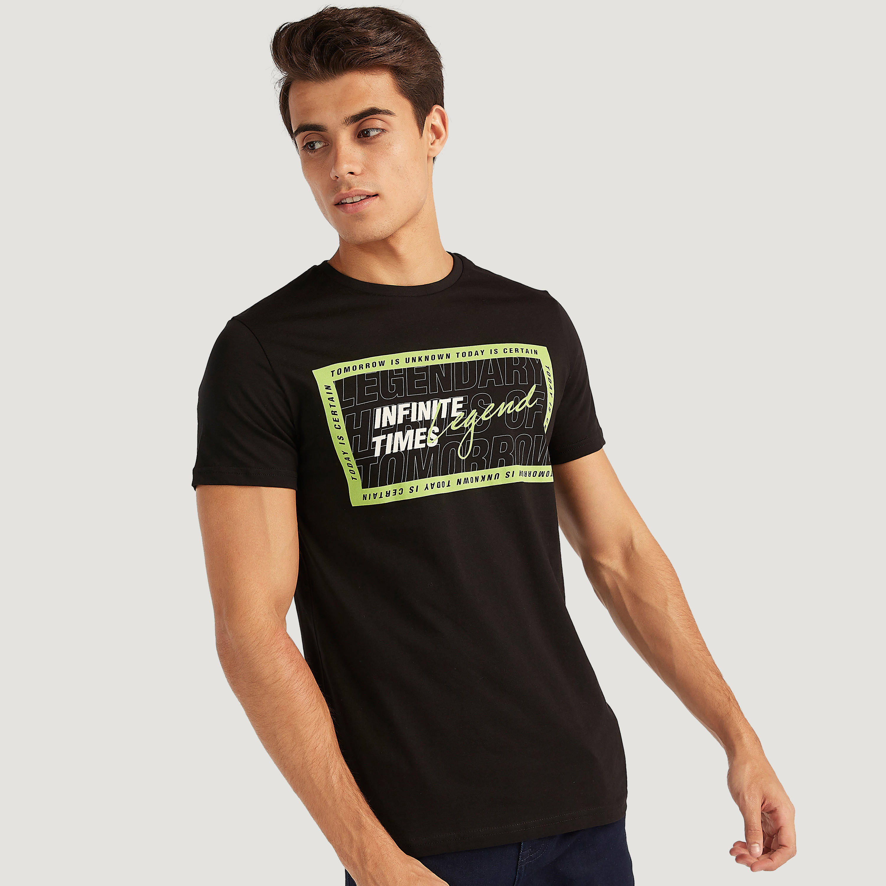 تيشيرت بياقة ضيقة وأكمام قصيرة وطبعات-men-clothing-tshirtsandpolos-tshirts-image-4