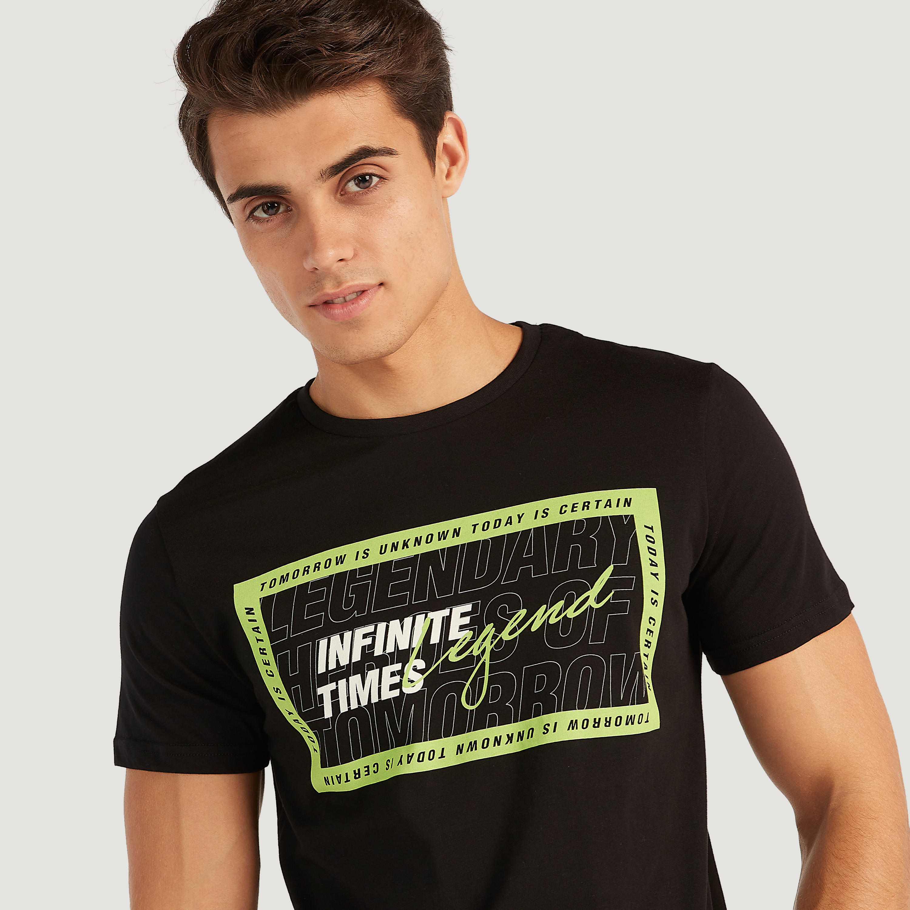 تيشيرت بياقة ضيقة وأكمام قصيرة وطبعات-men-clothing-tshirtsandpolos-tshirts-image-2