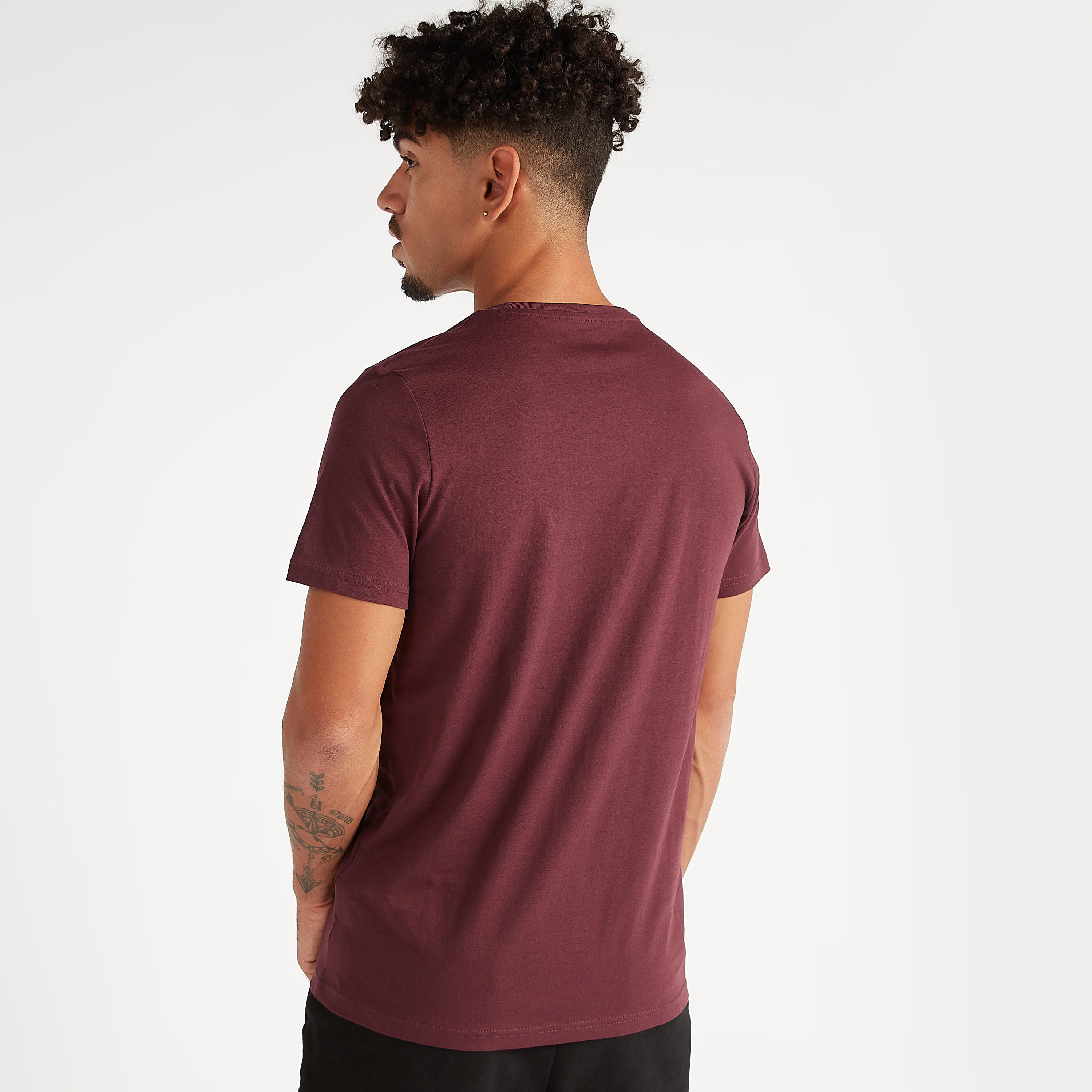 تيشيرت بياقة ضيّقة وأكمام قصيرة وطبعات-men-clothing-tshirtsandpolos-tshirts-image-1