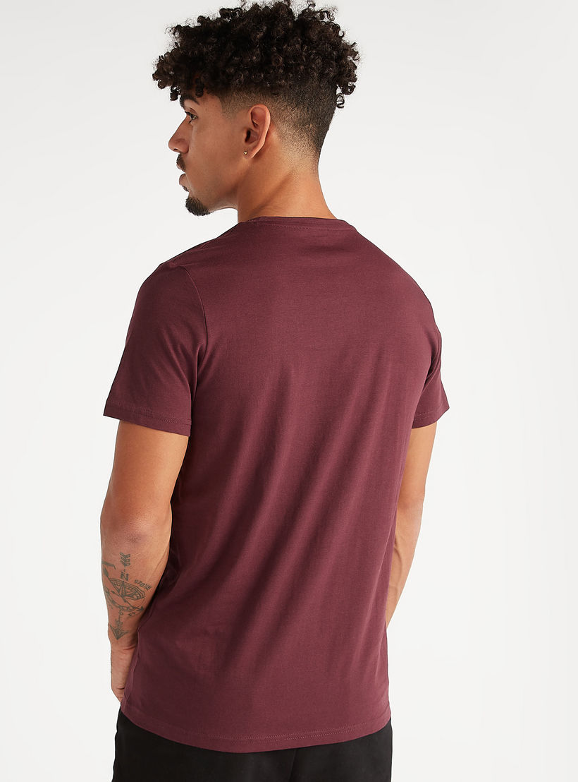 تيشيرت بياقة ضيّقة وأكمام قصيرة وطبعات-men-clothing-tshirtsandpolos-tshirts-image-1