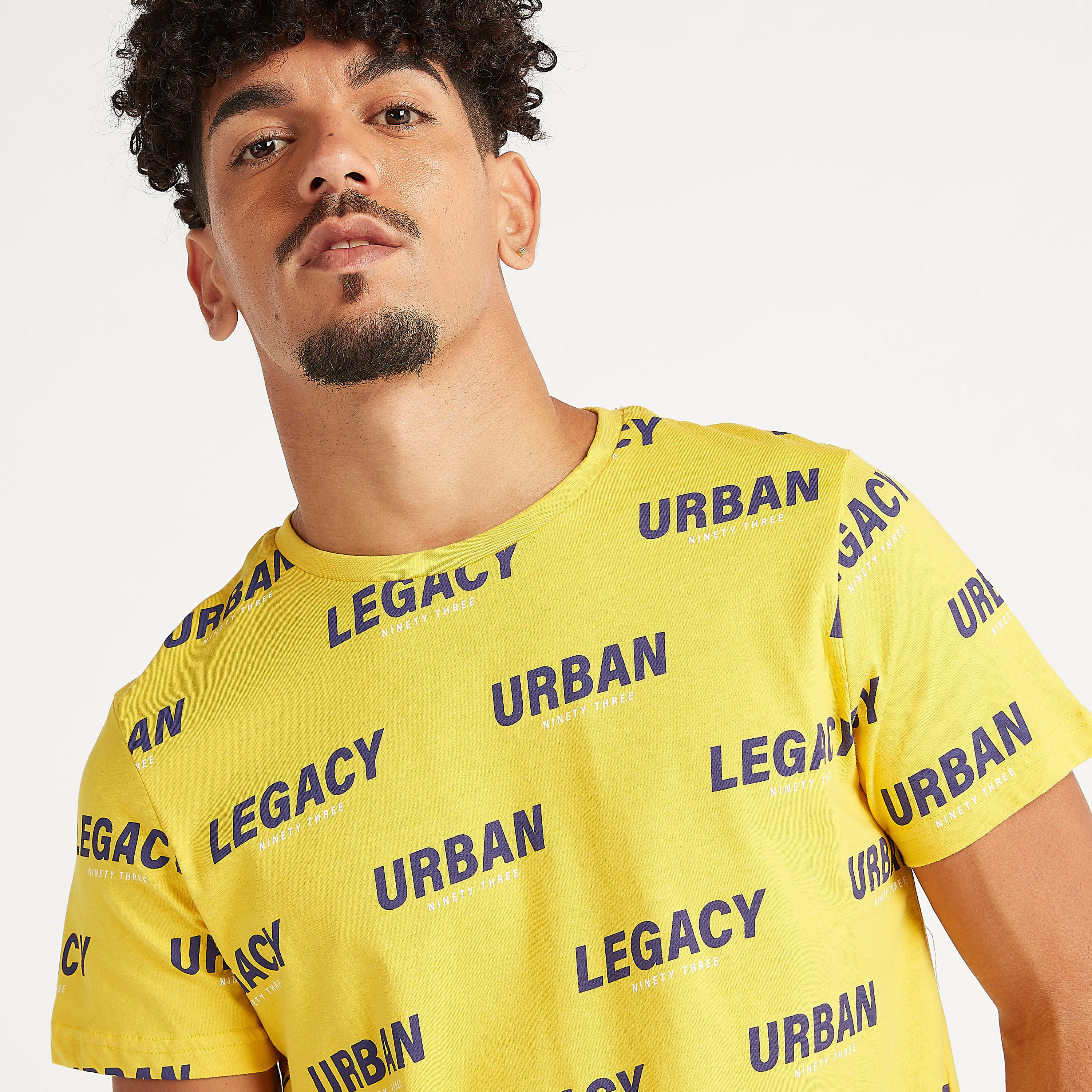 تيشيرت بياقة ضيّقة وأكمام قصيرة وطبعات شعار-men-clothing-tshirtsandpolos-tshirts-image-4