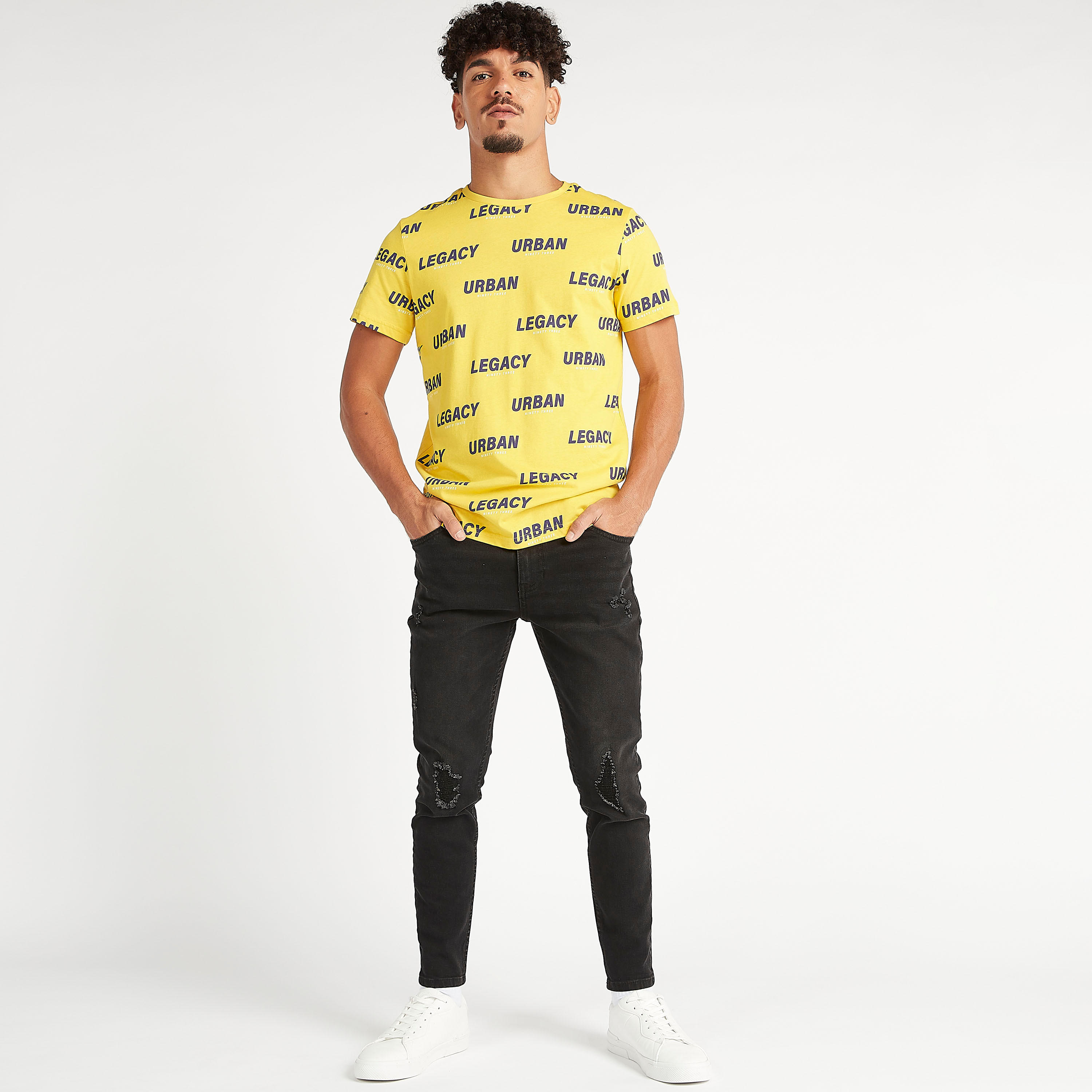 تيشيرت بياقة ضيّقة وأكمام قصيرة وطبعات شعار-men-clothing-tshirtsandpolos-tshirts-image-3