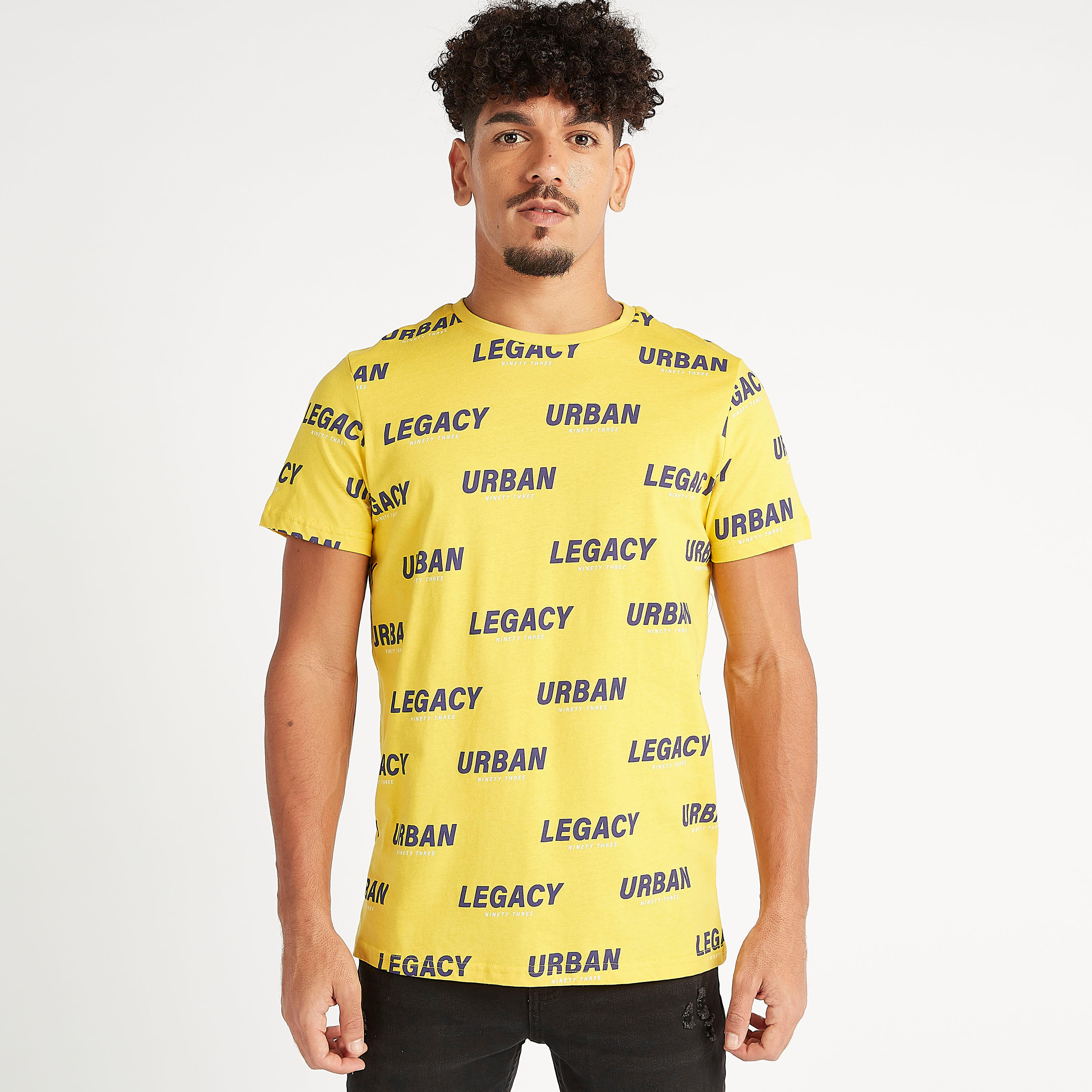 تيشيرت بياقة ضيّقة وأكمام قصيرة وطبعات شعار-men-clothing-tshirtsandpolos-tshirts-image-2