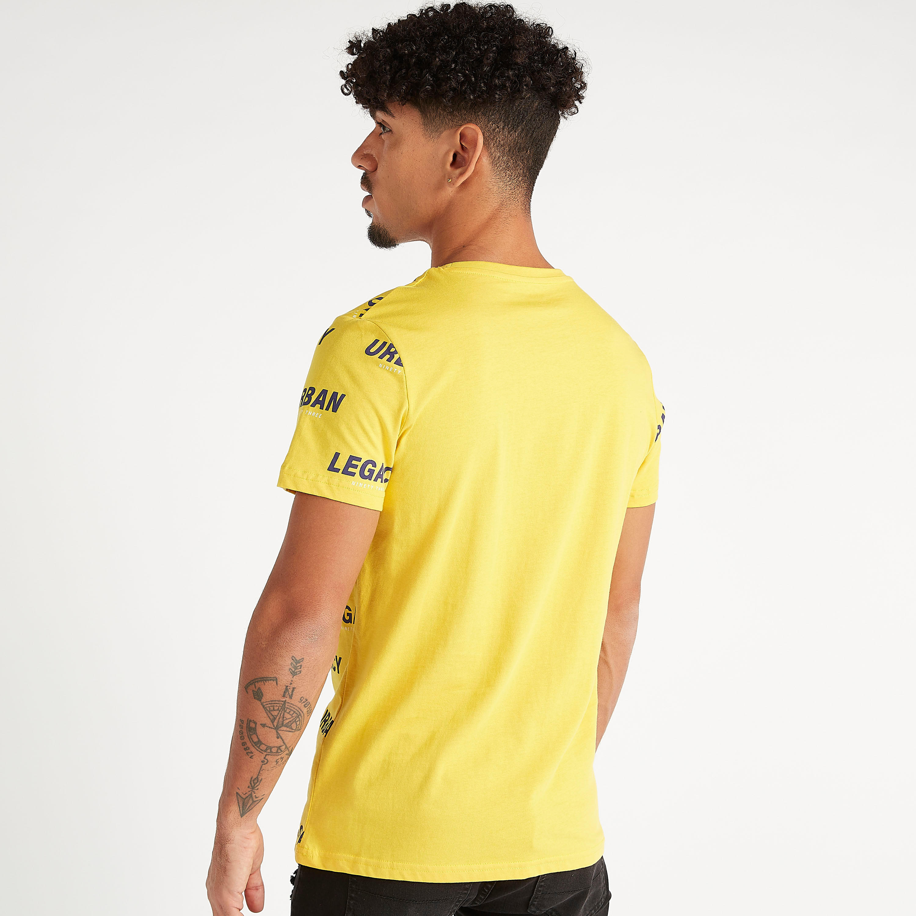تيشيرت بياقة ضيّقة وأكمام قصيرة وطبعات شعار-men-clothing-tshirtsandpolos-tshirts-image-1