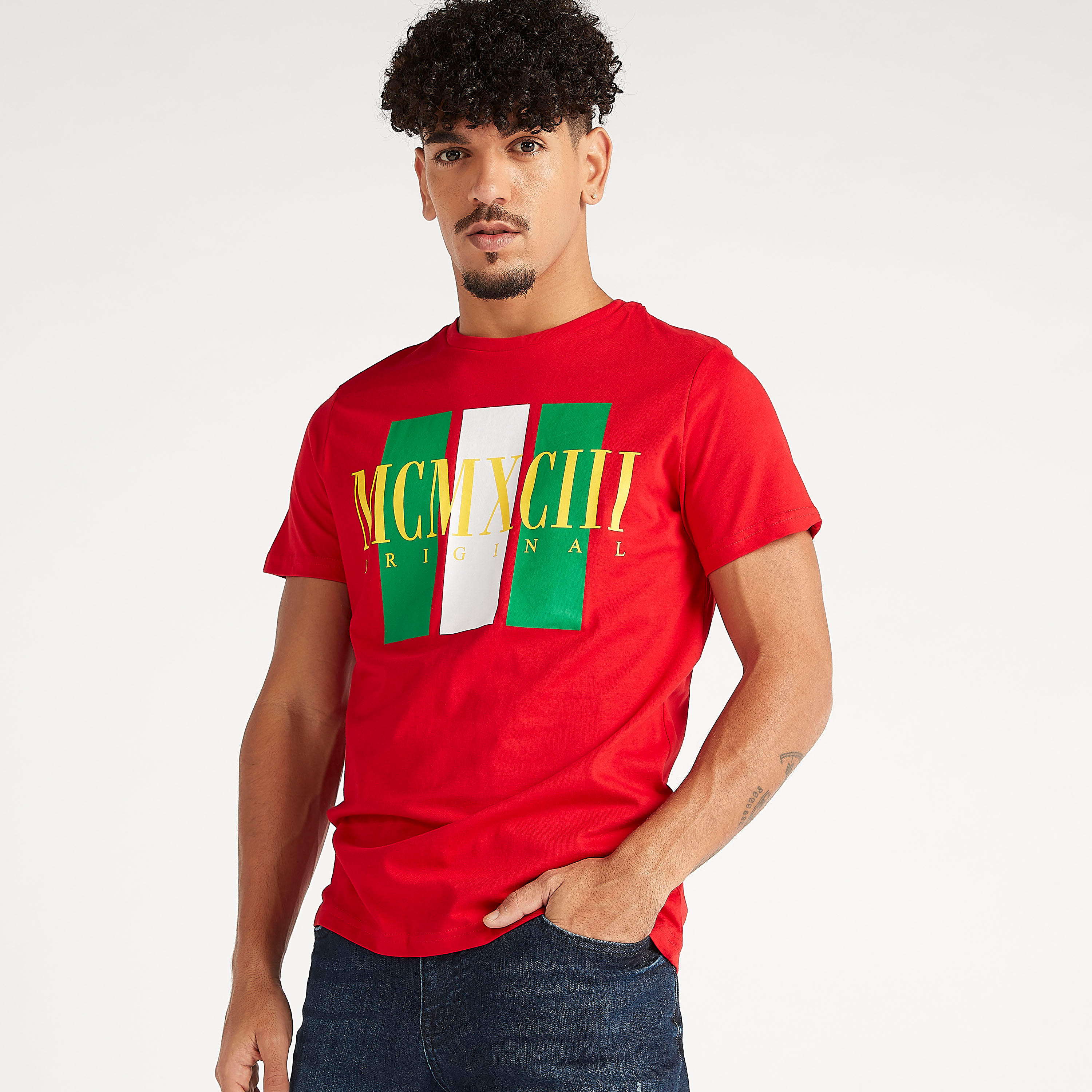 تيشيرت بياقة ضيقة وأكمام قصيرة وطبعات-men-clothing-tshirtsandpolos-tshirts-image-1