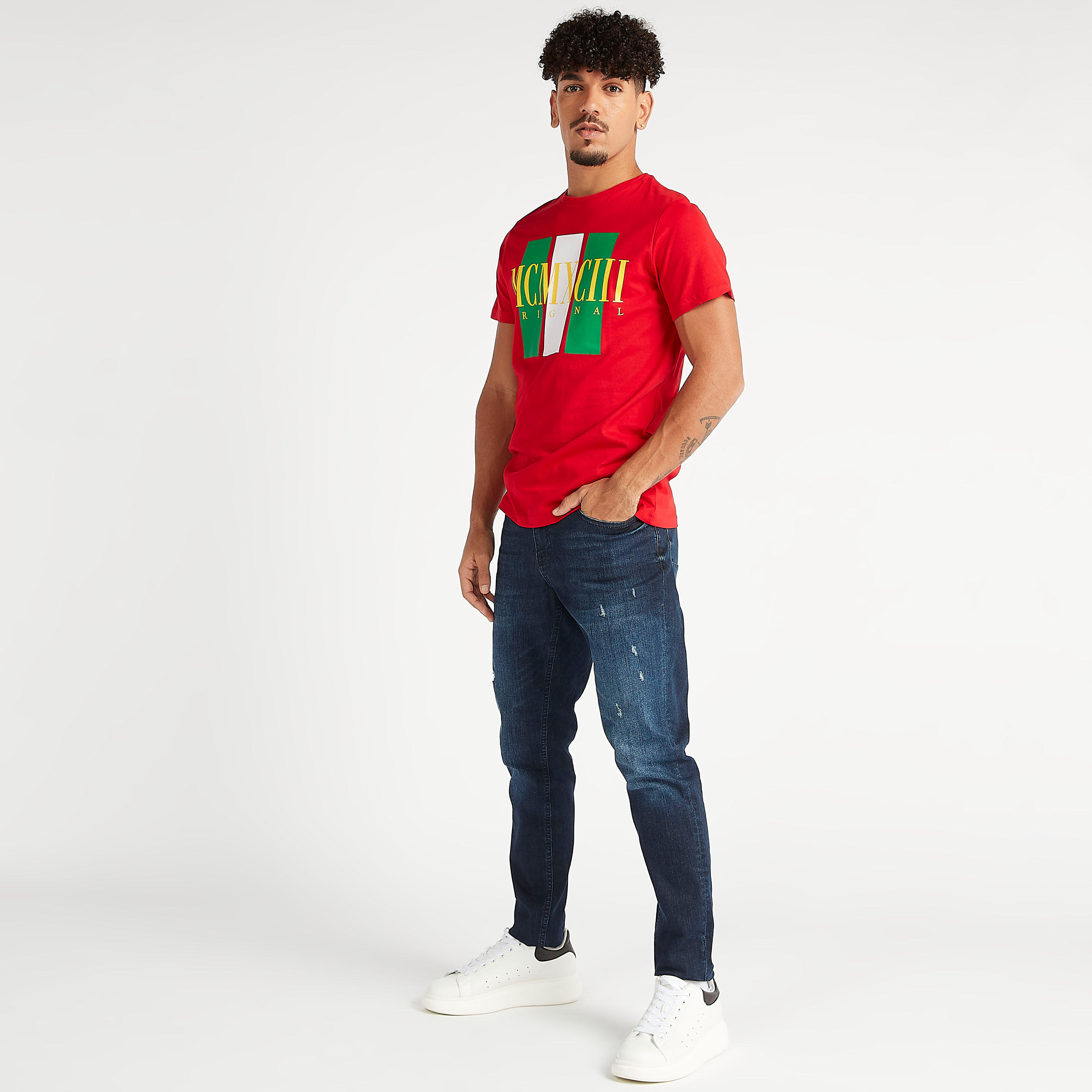 تيشيرت بياقة ضيقة وأكمام قصيرة وطبعات-men-clothing-tshirtsandpolos-tshirts-image-2