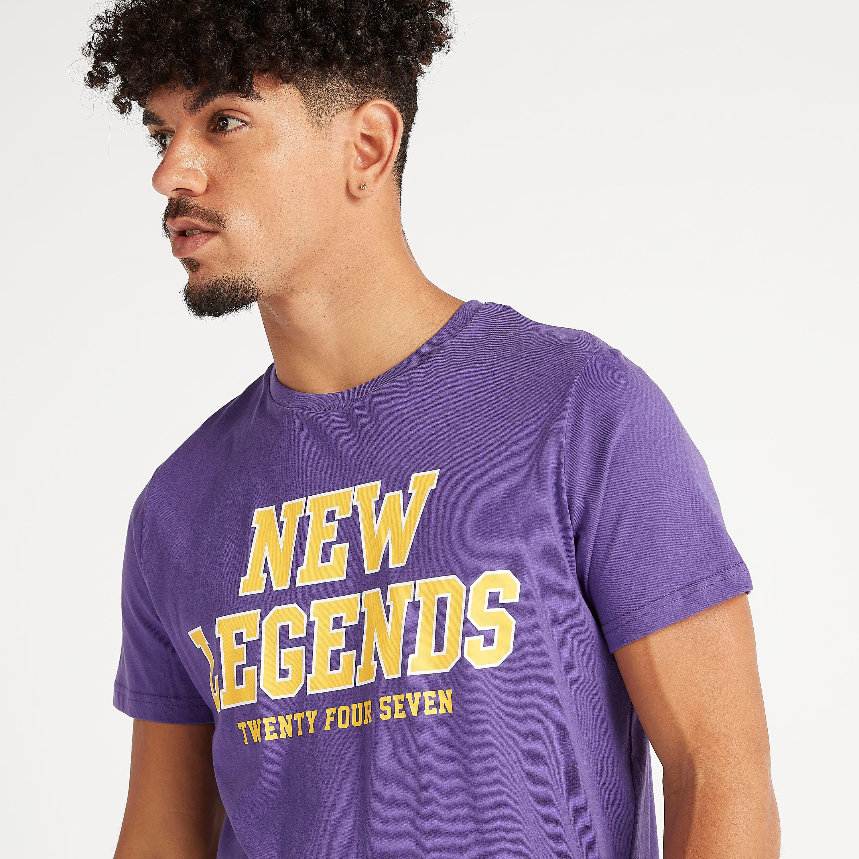 تيشيرت سليم فيت بياقة ضيّقة وأكمام قصيرة وطبعات جرافيك-men-clothing-tshirtsandpolos-tshirts-image-1