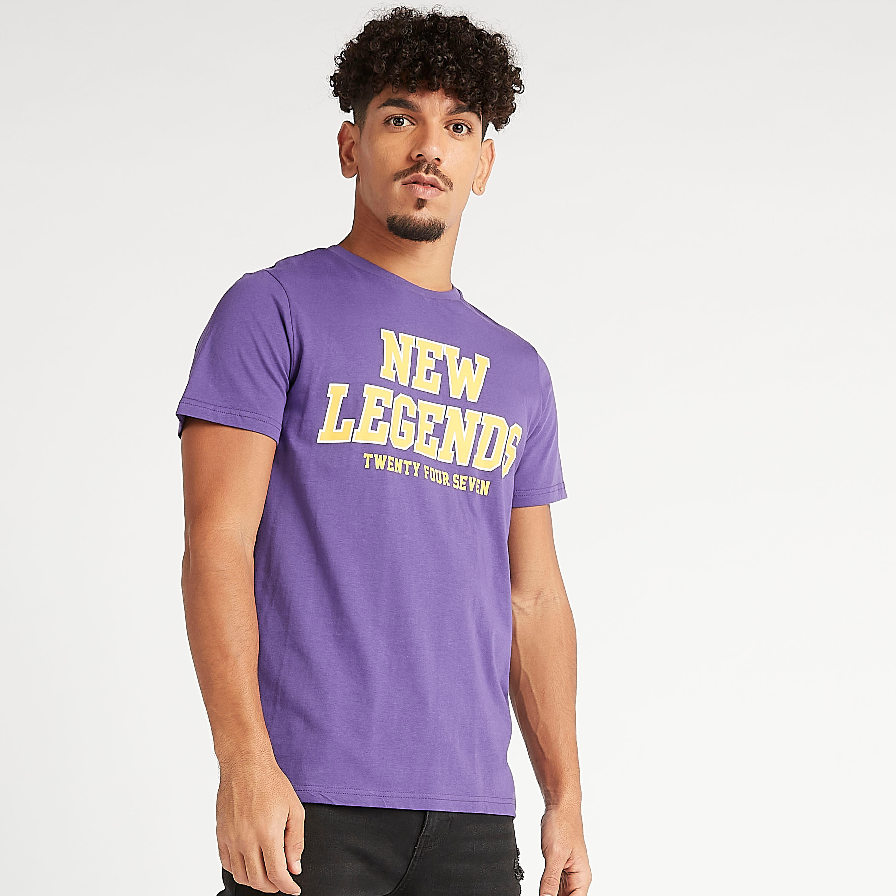 تيشيرت سليم فيت بياقة ضيّقة وأكمام قصيرة وطبعات جرافيك-men-clothing-tshirtsandpolos-tshirts-image-3