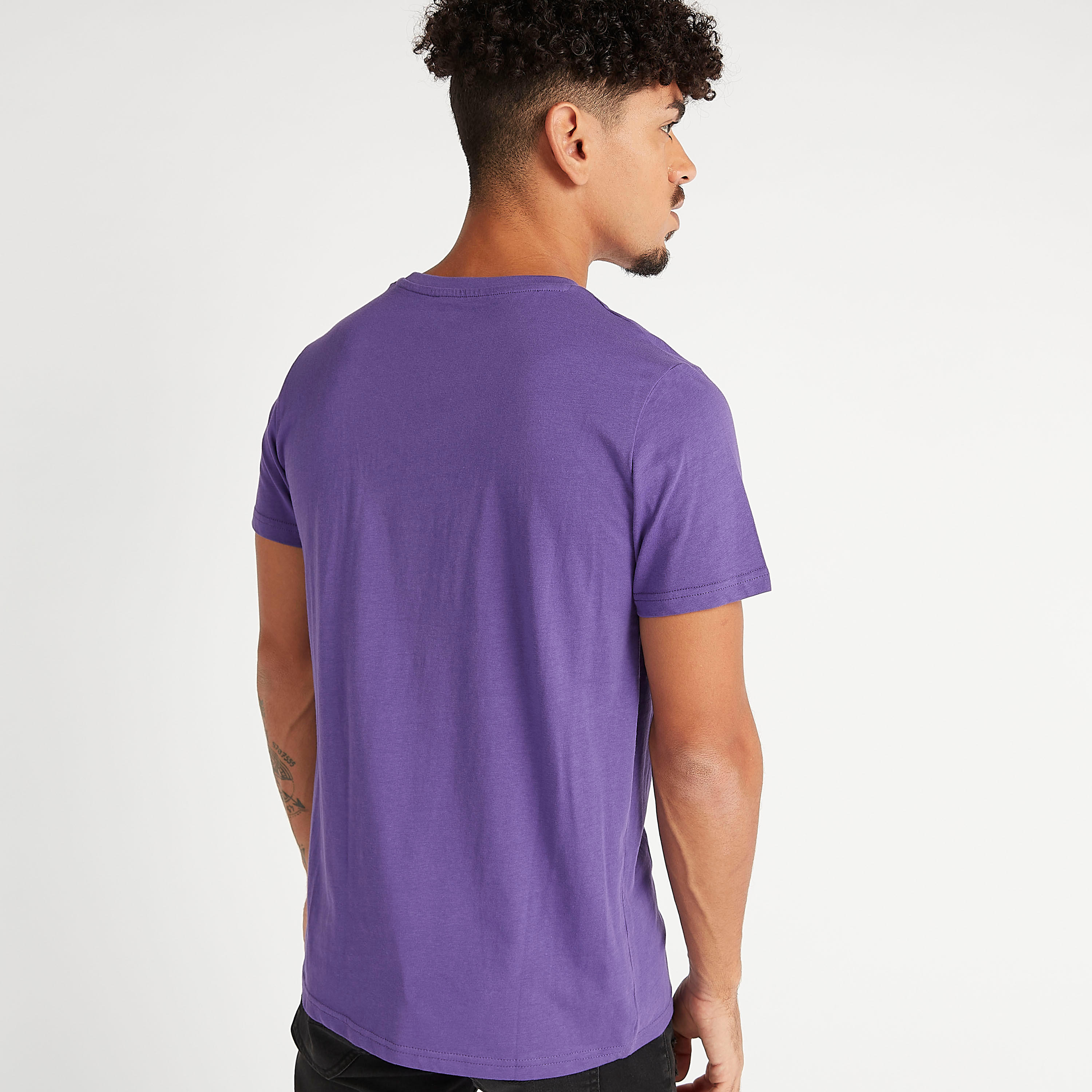 تيشيرت سليم فيت بياقة ضيّقة وأكمام قصيرة وطبعات جرافيك-men-clothing-tshirtsandpolos-tshirts-image-4