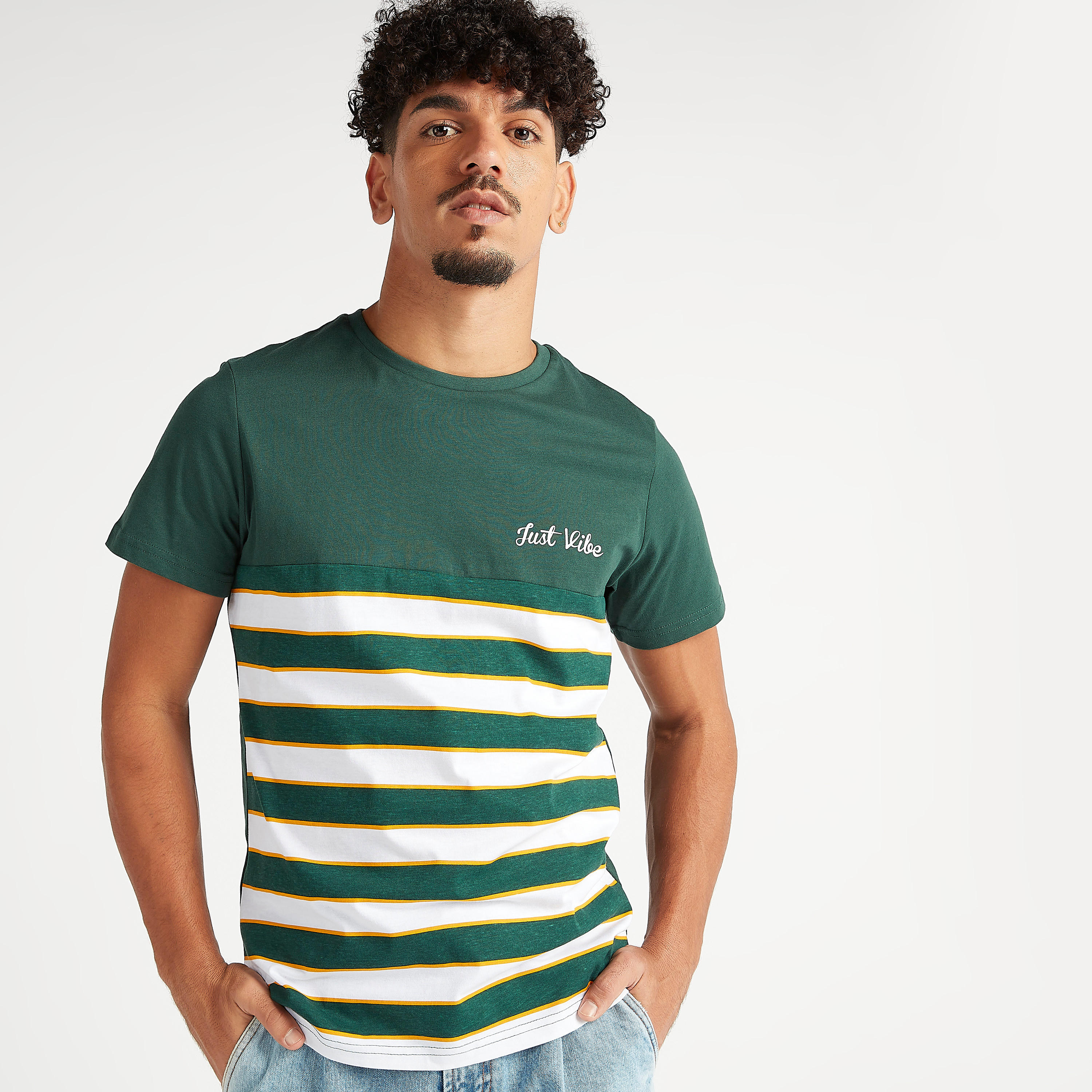 تيشيرت مخطّط بياقة ضيّقة وأكمام قصيرة-men-clothing-tshirtsandpolos-tshirts-image-2