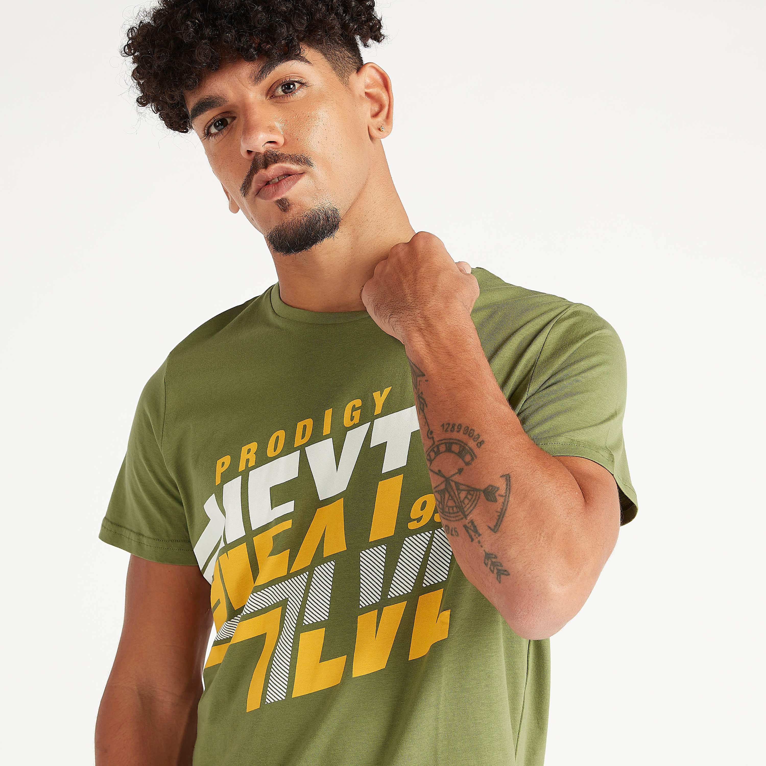 تيشيرت سليم فيت بياقة ضيّقة وأكمام قصيرة وطبعات جرافيك-men-clothing-tshirtsandpolos-tshirts-image-1