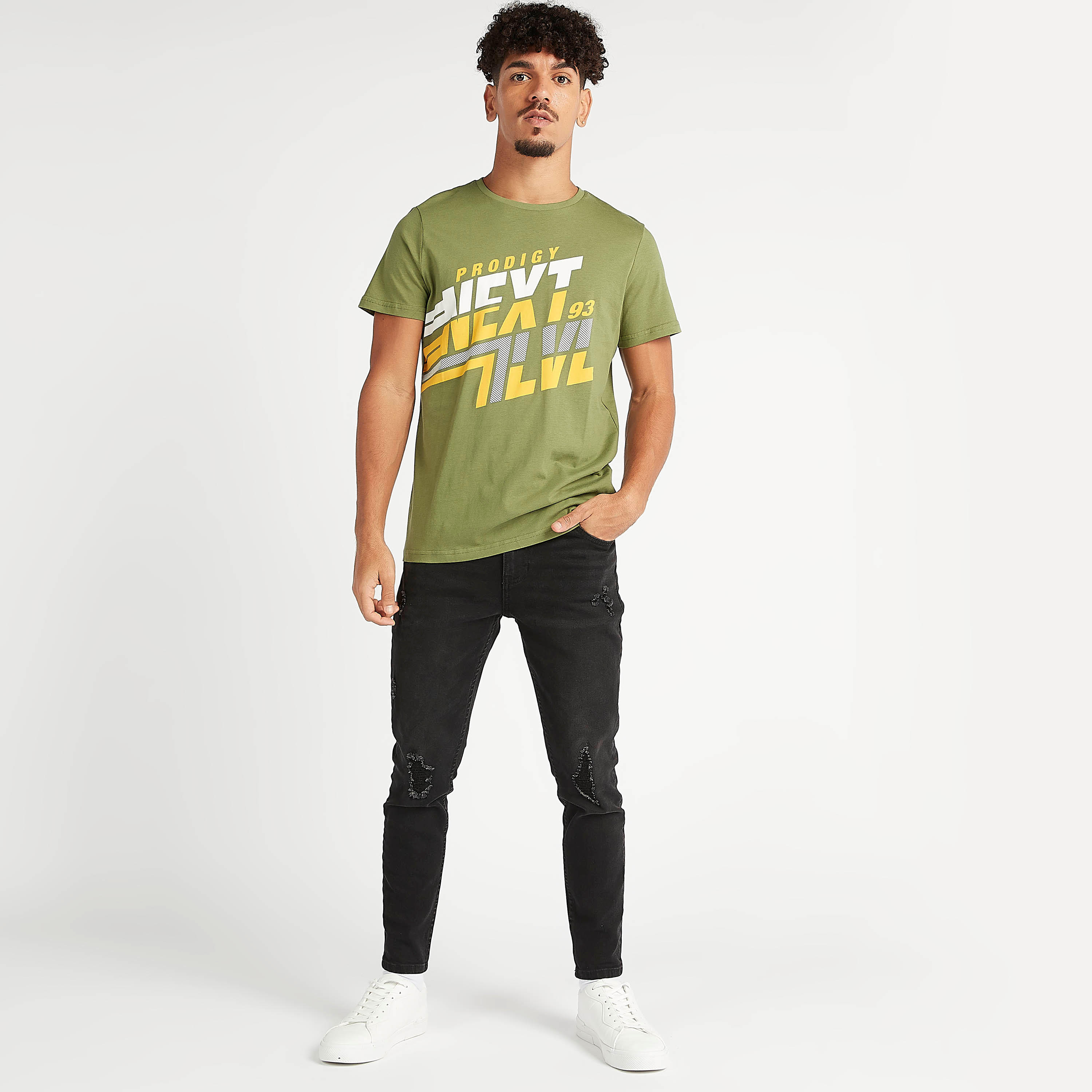 تيشيرت سليم فيت بياقة ضيّقة وأكمام قصيرة وطبعات جرافيك-men-clothing-tshirtsandpolos-tshirts-image-2