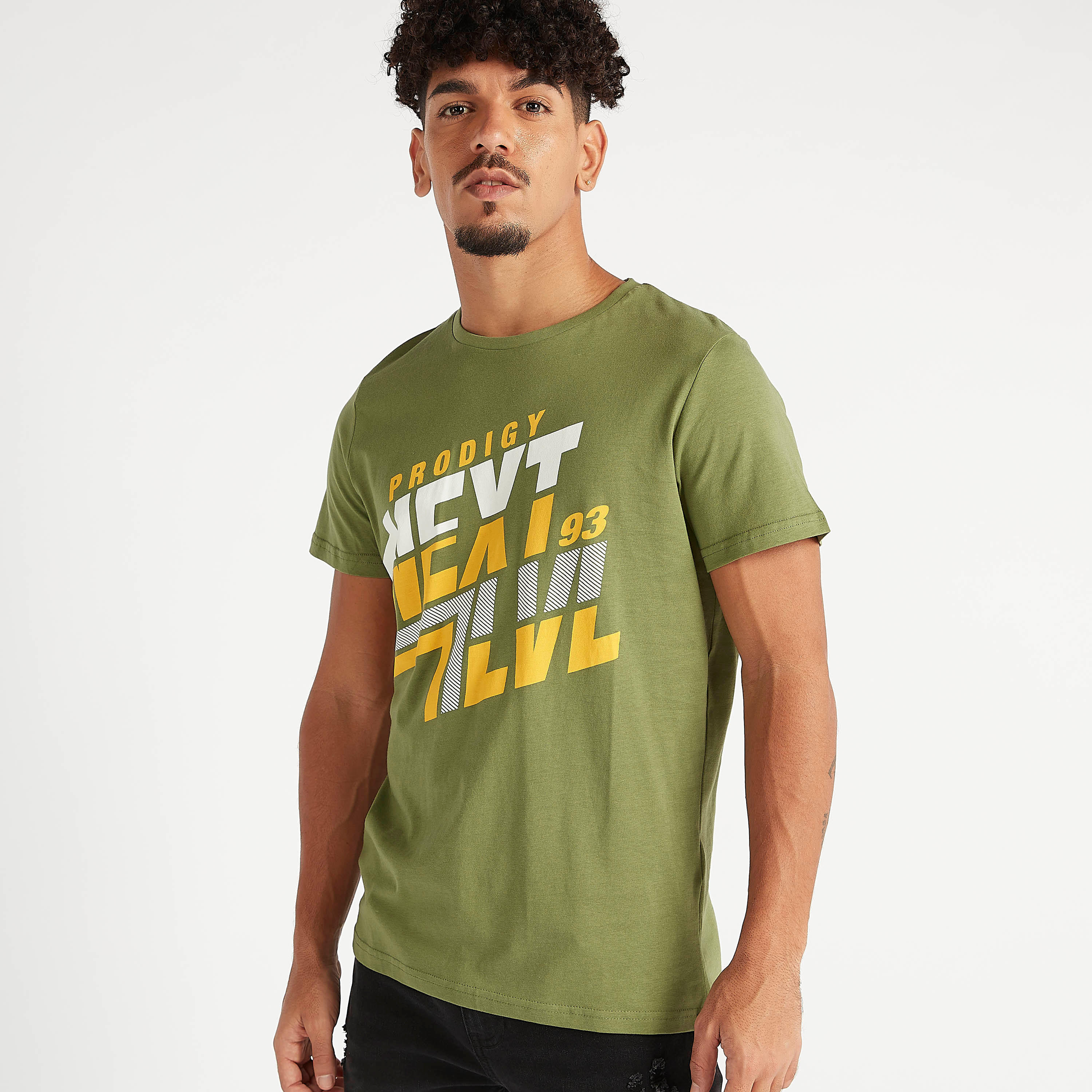تيشيرت سليم فيت بياقة ضيّقة وأكمام قصيرة وطبعات جرافيك-men-clothing-tshirtsandpolos-tshirts-image-3