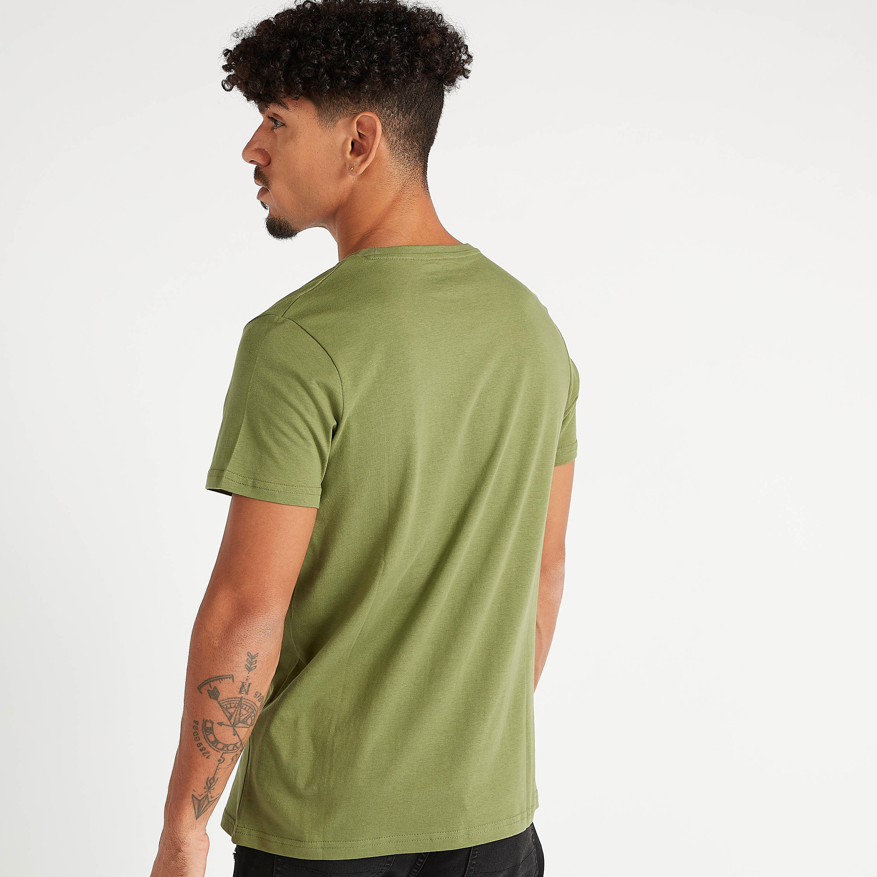 تيشيرت سليم فيت بياقة ضيّقة وأكمام قصيرة وطبعات جرافيك-men-clothing-tshirtsandpolos-tshirts-image-4