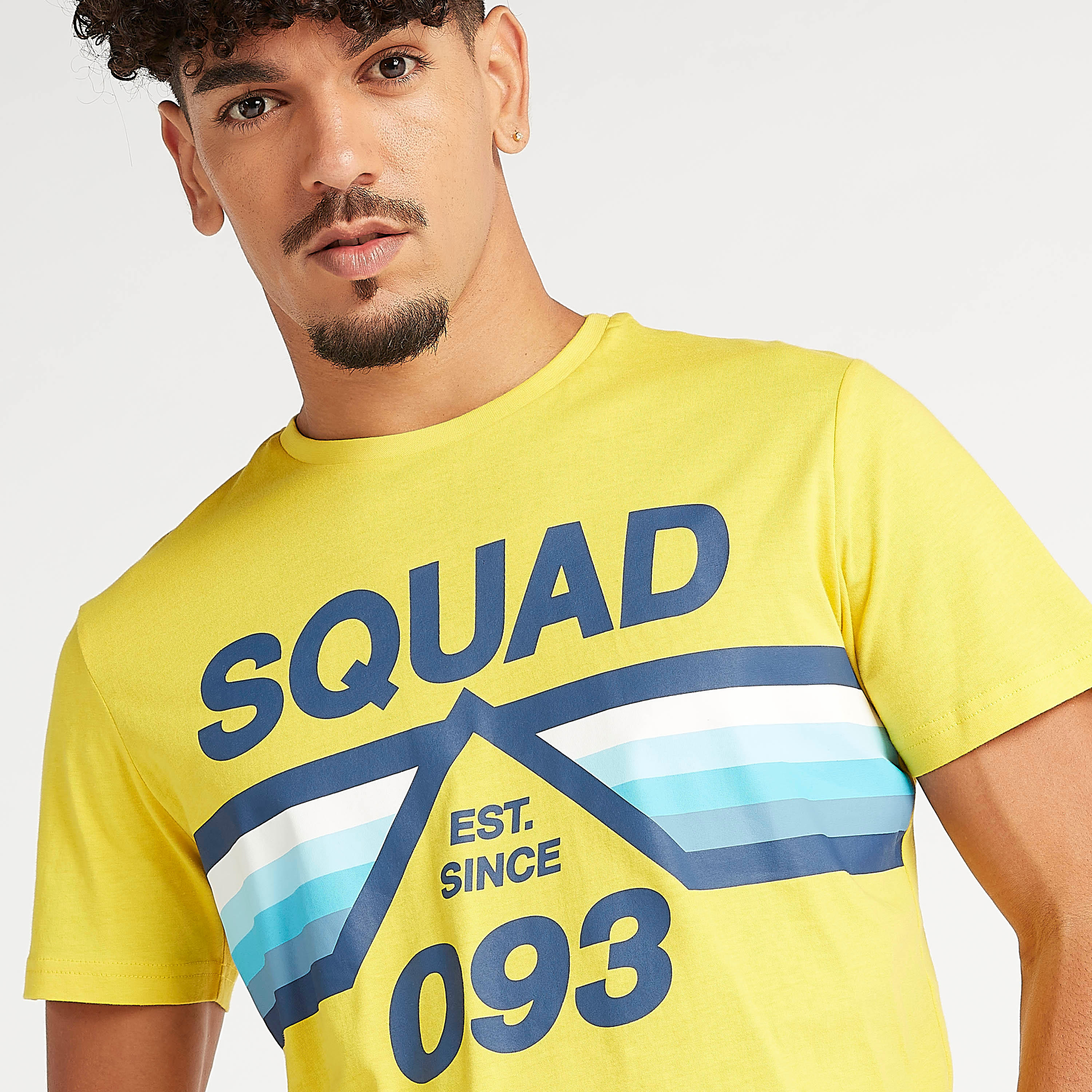 تيشيرت سليم فيت بياقة ضيّقة وأكمام قصيرة وطبعات تيبوغرافيك-men-clothing-tshirtsandpolos-tshirts-image-1