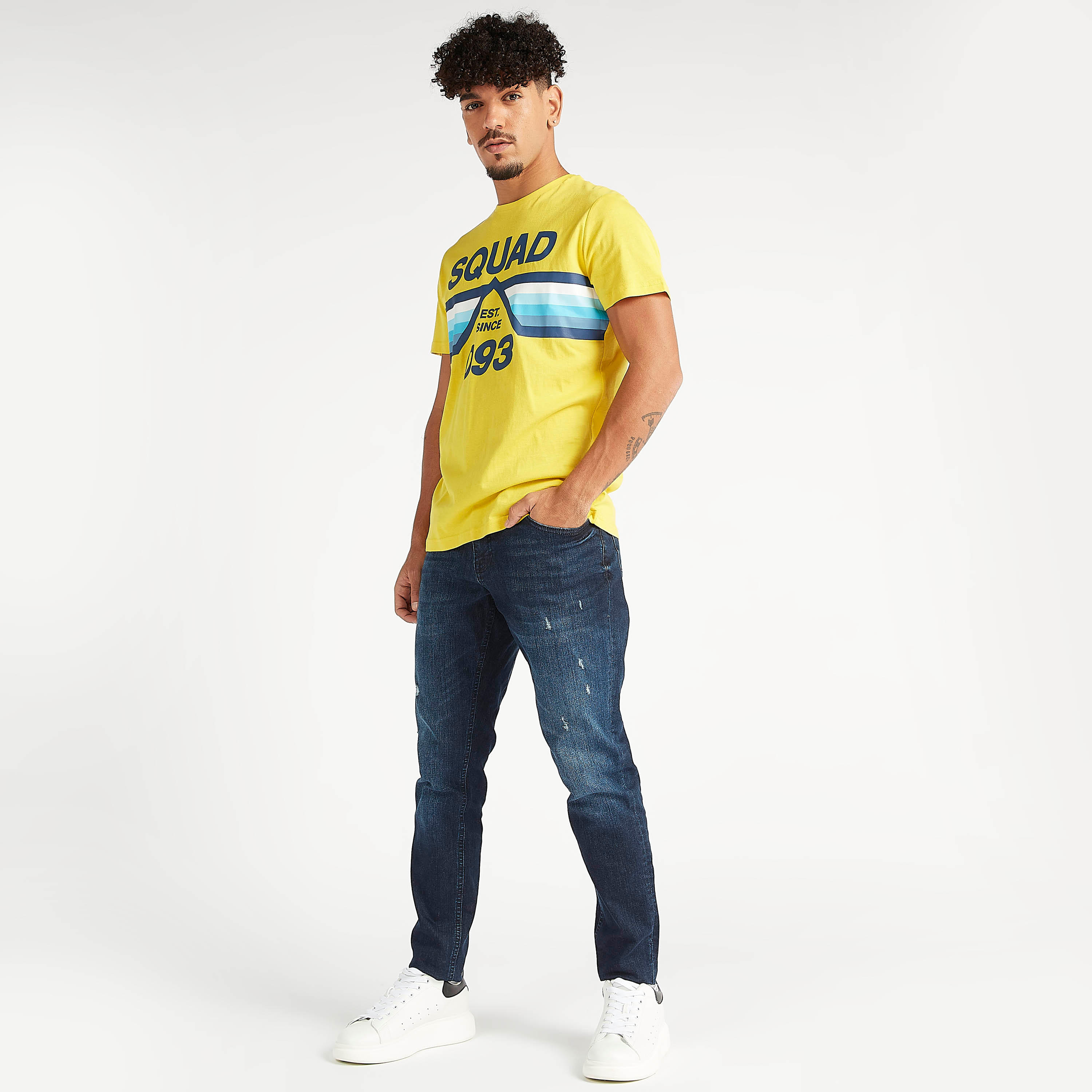 تيشيرت سليم فيت بياقة ضيّقة وأكمام قصيرة وطبعات تيبوغرافيك-men-clothing-tshirtsandpolos-tshirts-image-2