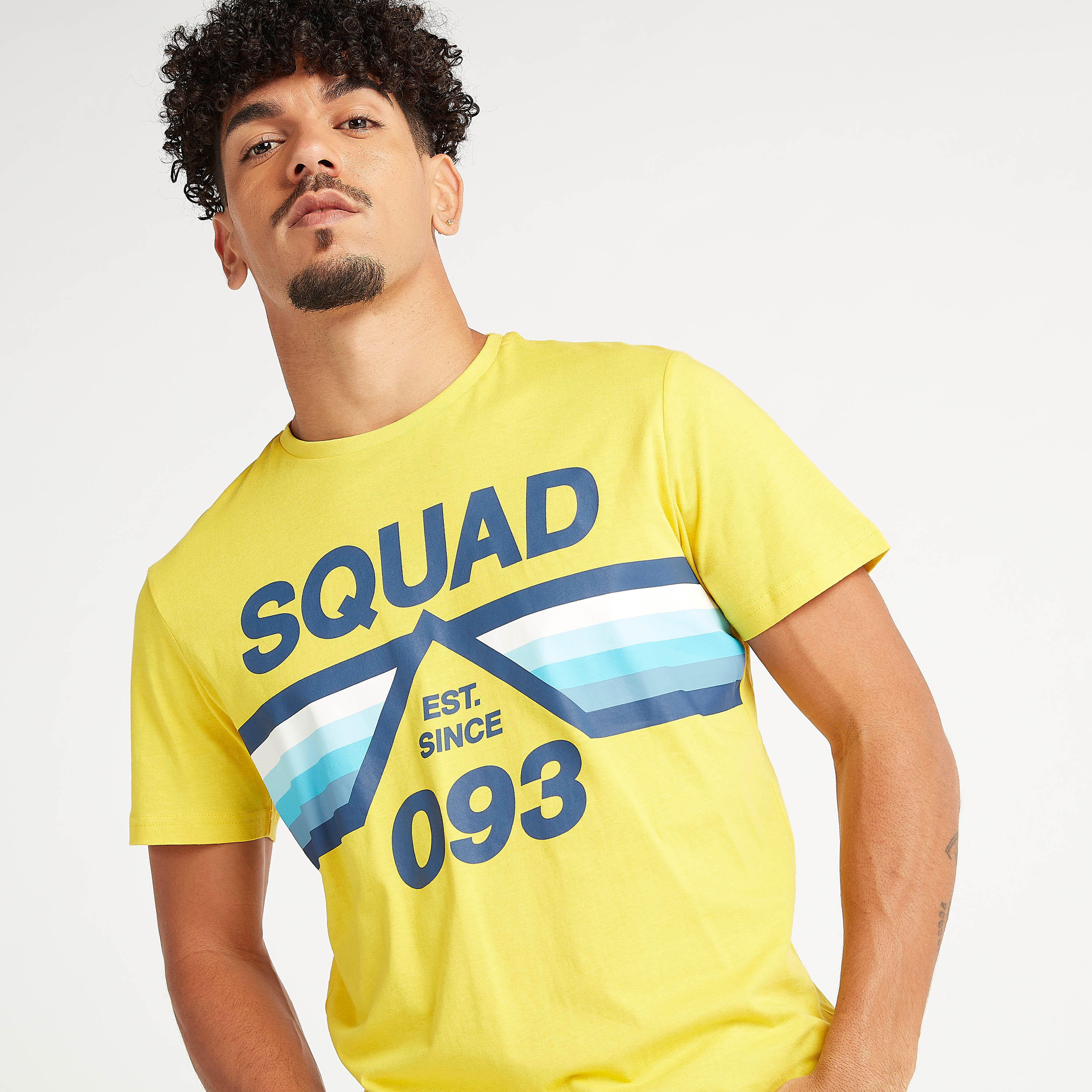 تيشيرت سليم فيت بياقة ضيّقة وأكمام قصيرة وطبعات تيبوغرافيك-men-clothing-tshirtsandpolos-tshirts-image-3