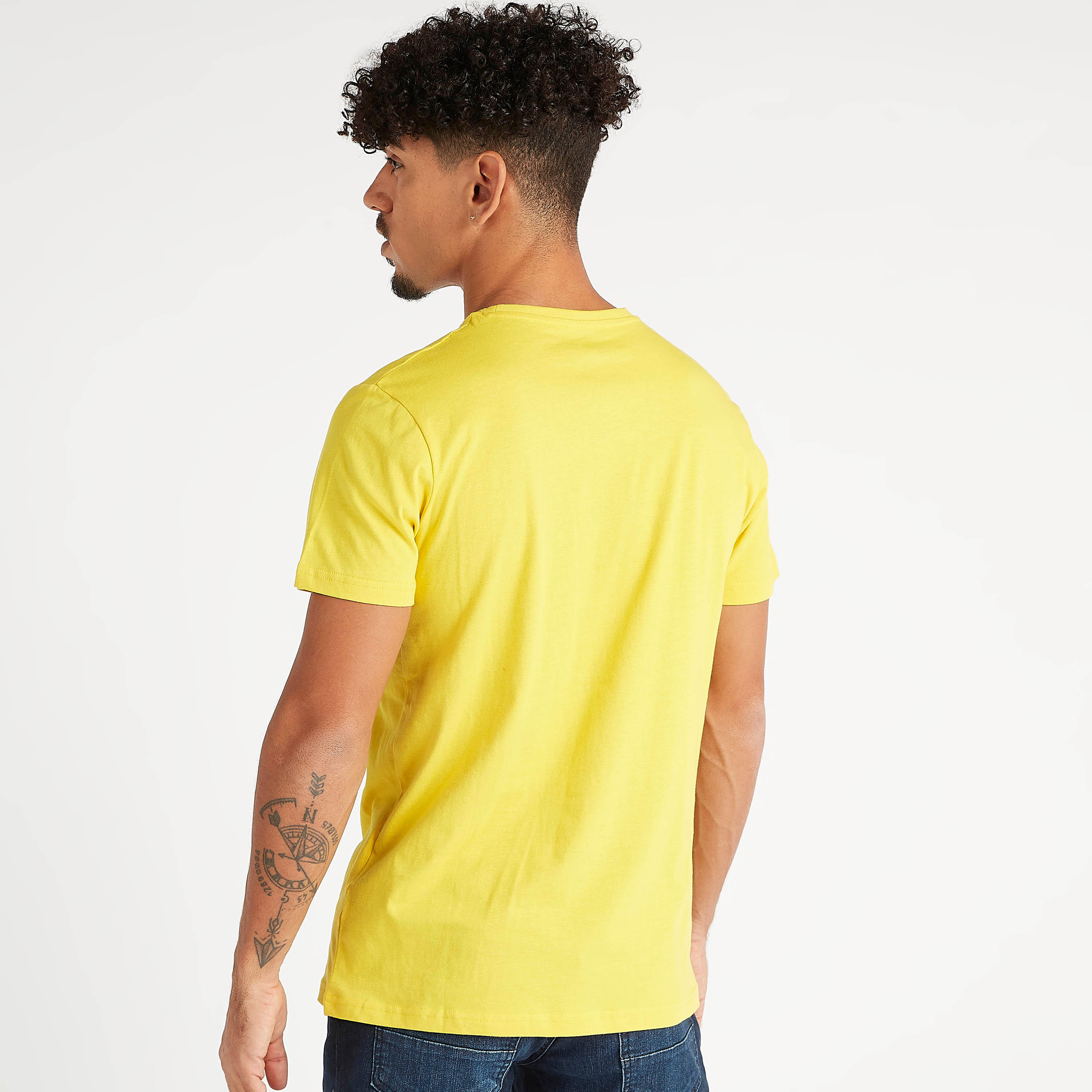 تيشيرت سليم فيت بياقة ضيّقة وأكمام قصيرة وطبعات تيبوغرافيك-men-clothing-tshirtsandpolos-tshirts-image-4