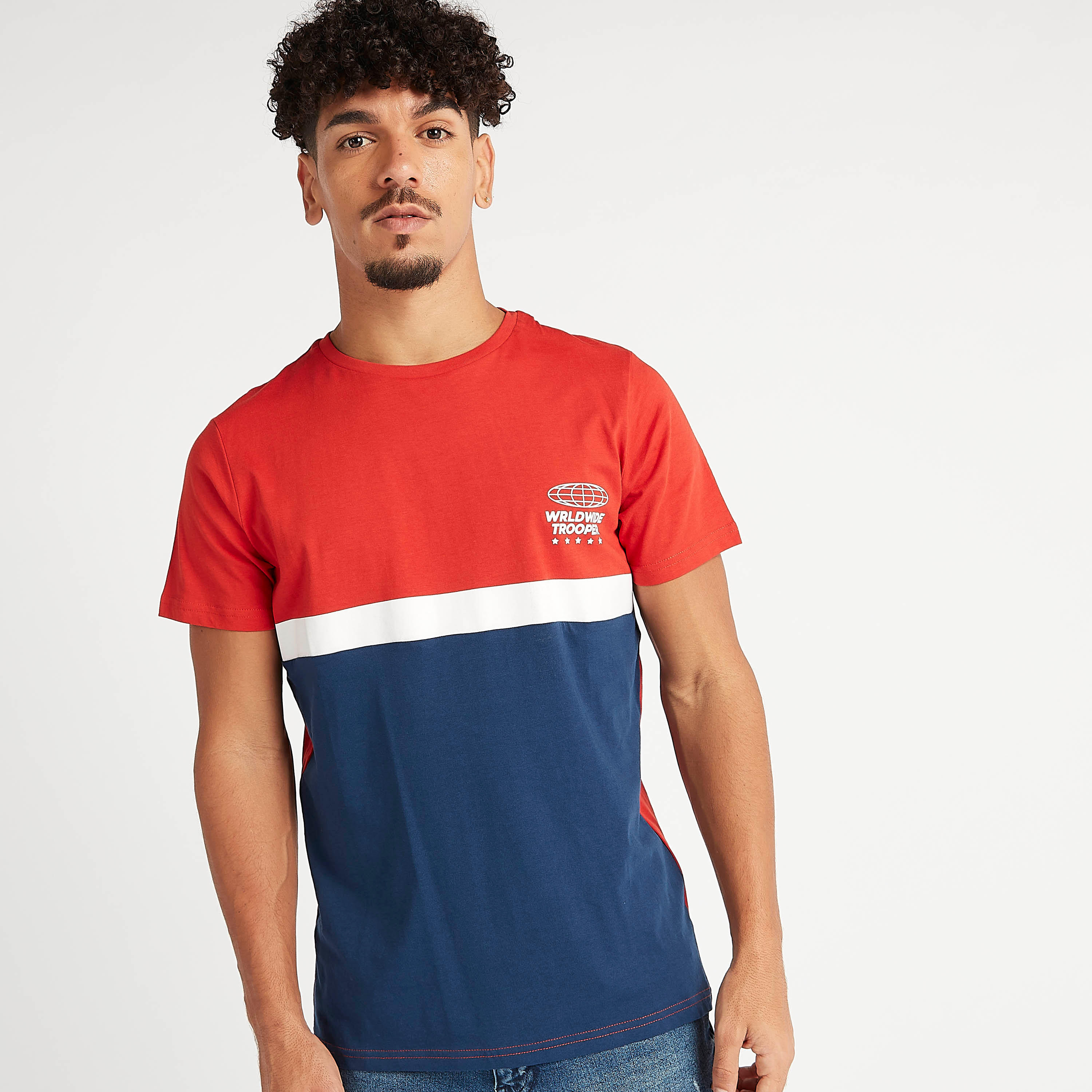 تيشيرت سليم بياقة ضيّقة وأكمام قصيرة وطبعات-men-clothing-tshirtsandpolos-tshirts-image-4
