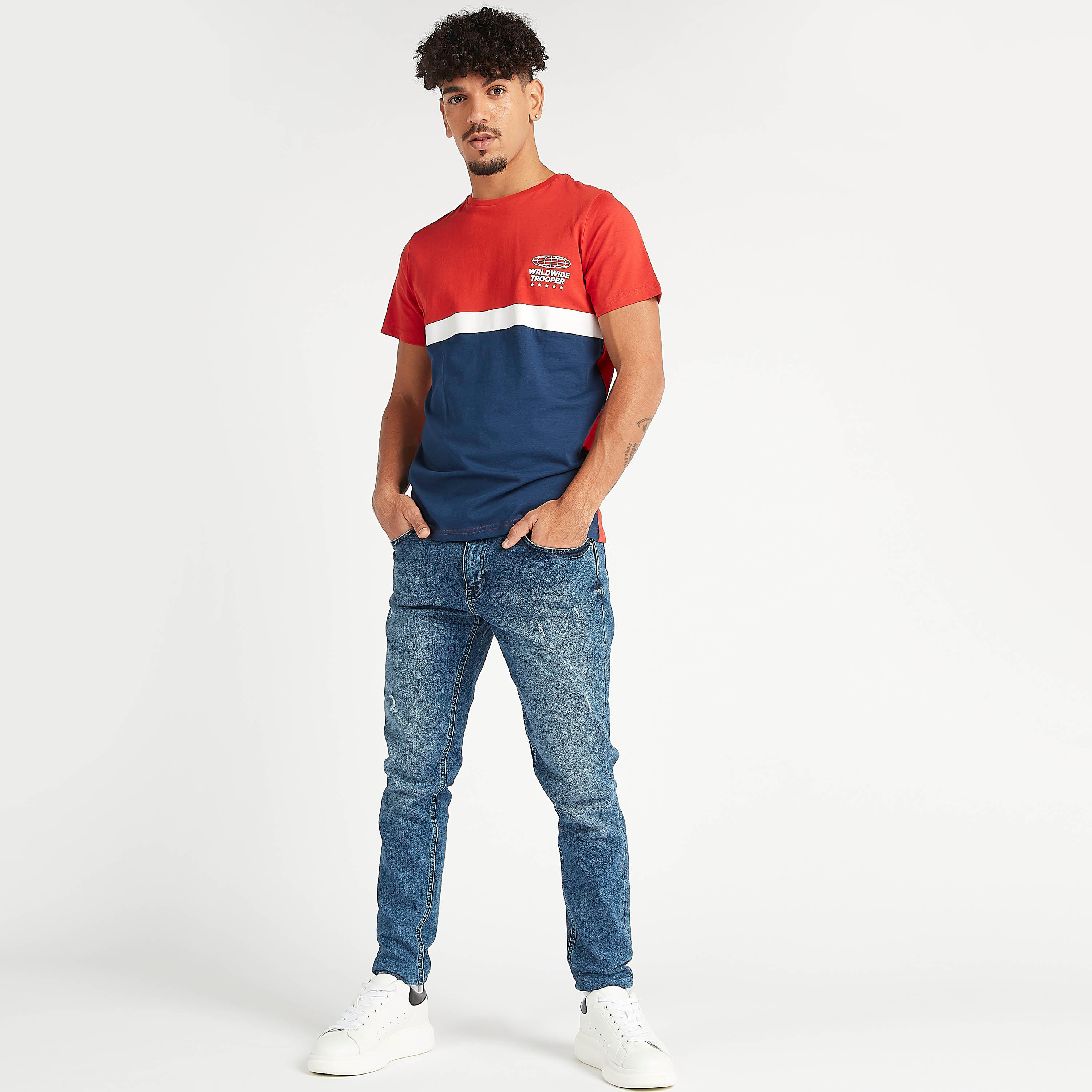 تيشيرت سليم بياقة ضيّقة وأكمام قصيرة وطبعات-men-clothing-tshirtsandpolos-tshirts-image-3