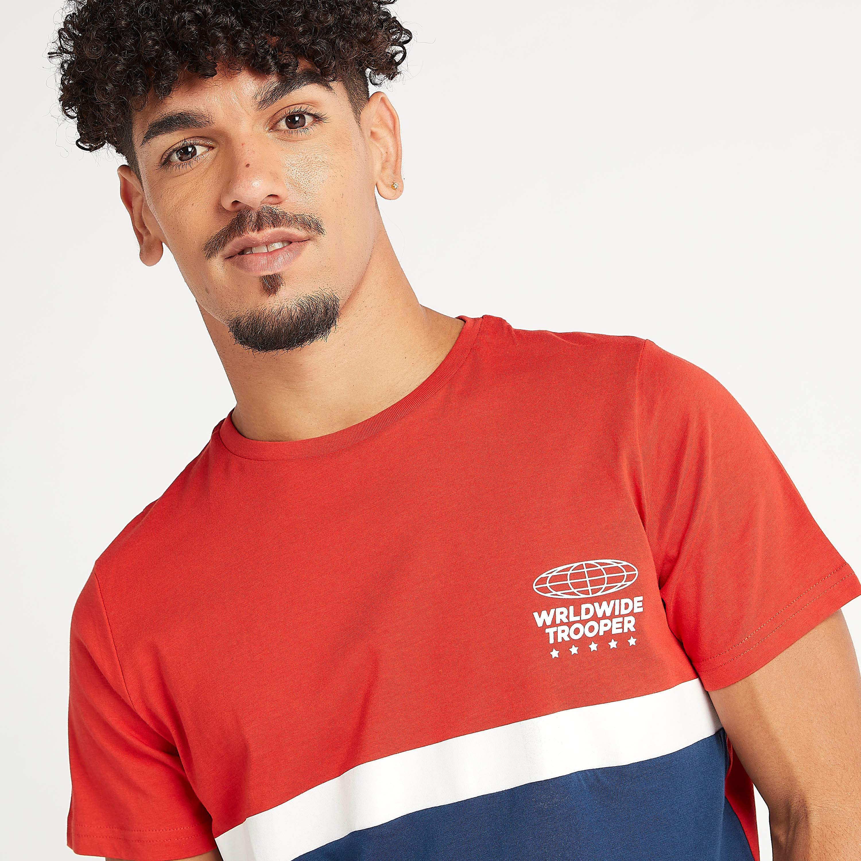 تيشيرت سليم بياقة ضيّقة وأكمام قصيرة وطبعات-men-clothing-tshirtsandpolos-tshirts-image-2