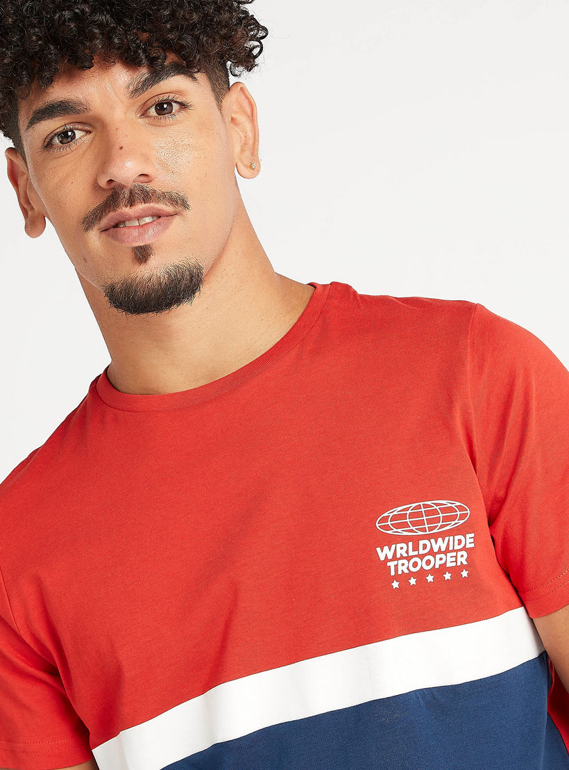 تيشيرت سليم بياقة ضيّقة وأكمام قصيرة وطبعات-men-clothing-tshirtsandpolos-tshirts-image-2