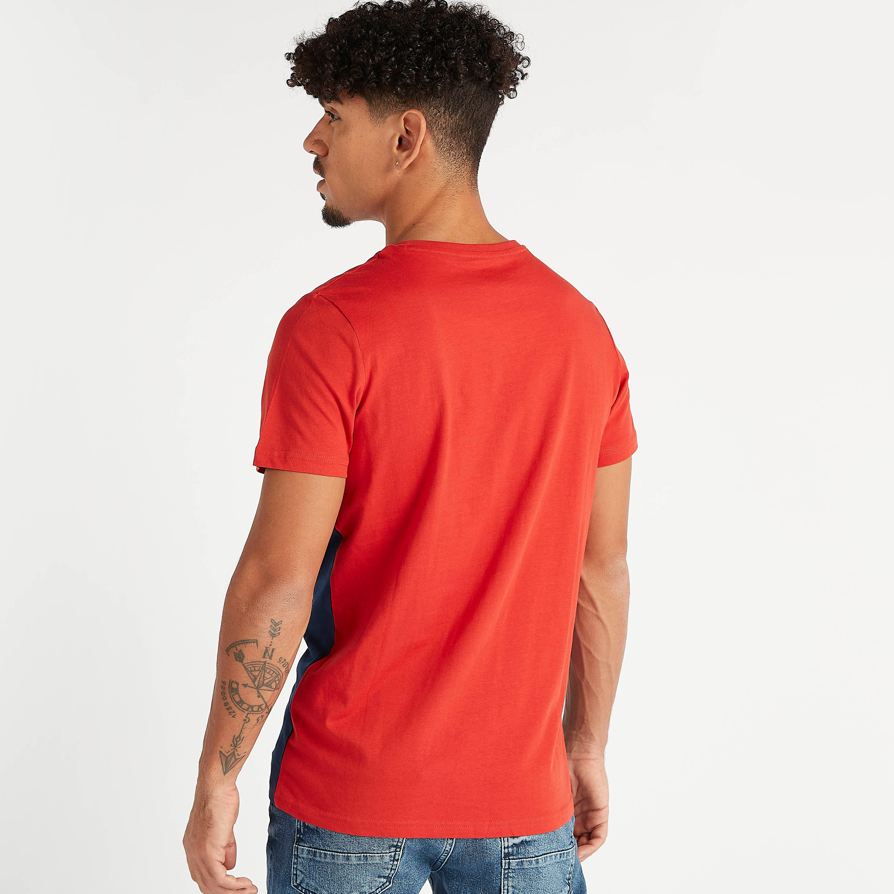 تيشيرت سليم بياقة ضيّقة وأكمام قصيرة وطبعات-men-clothing-tshirtsandpolos-tshirts-image-1