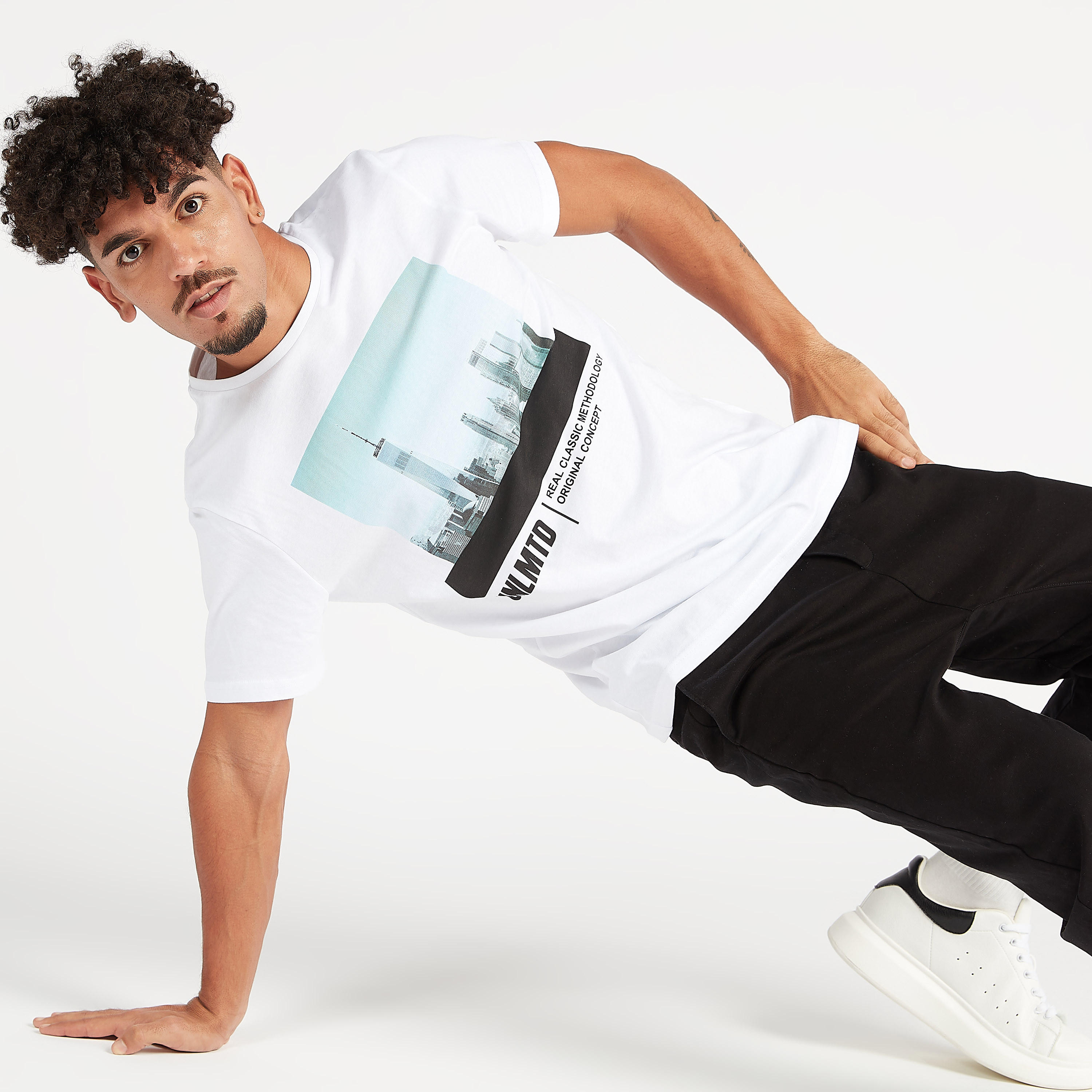 تيشيرت بياقة ضيقة وأكمام قصيرة وطبعات-men-clothing-tshirtsandpolos-tshirts-image-1