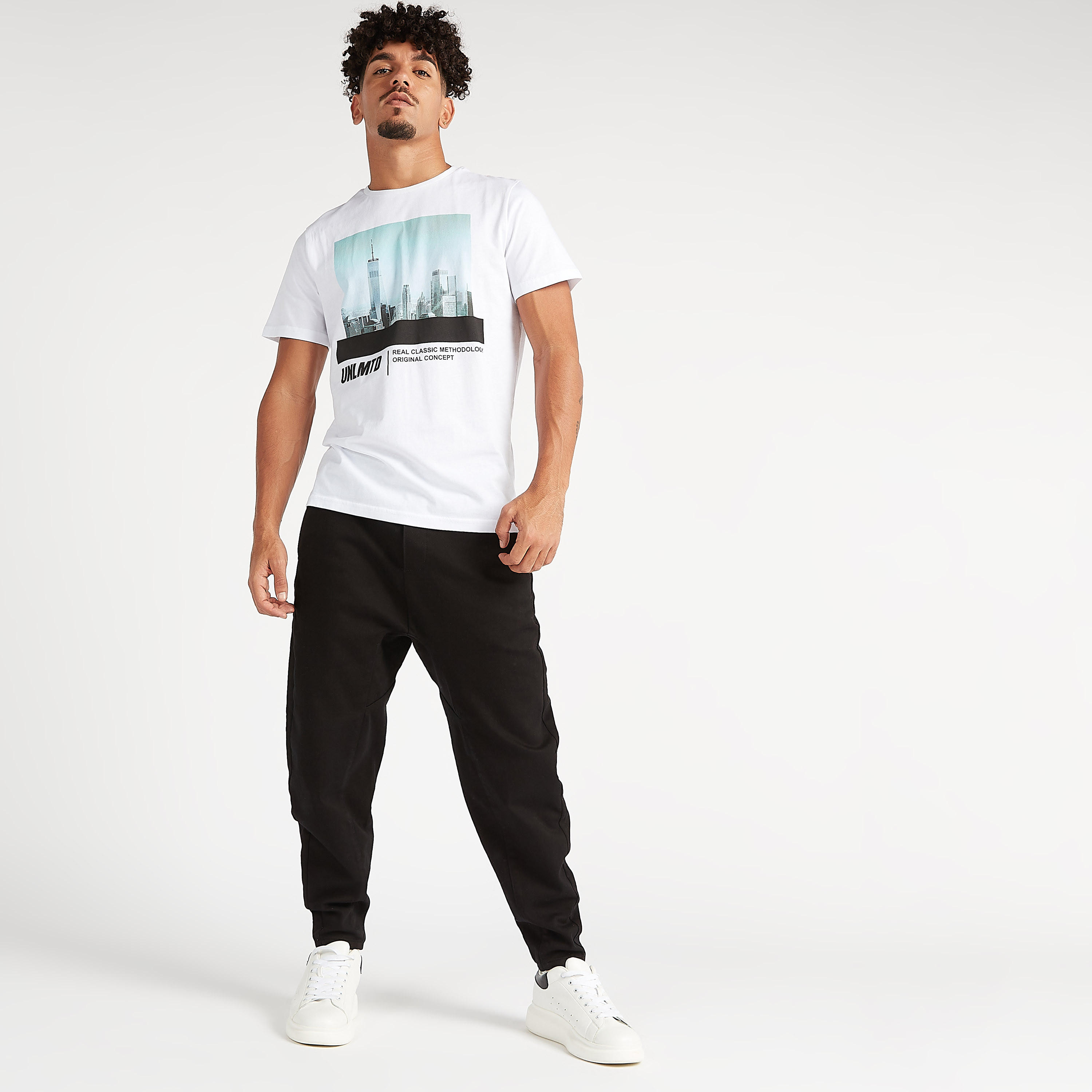 تيشيرت بياقة ضيقة وأكمام قصيرة وطبعات-men-clothing-tshirtsandpolos-tshirts-image-2