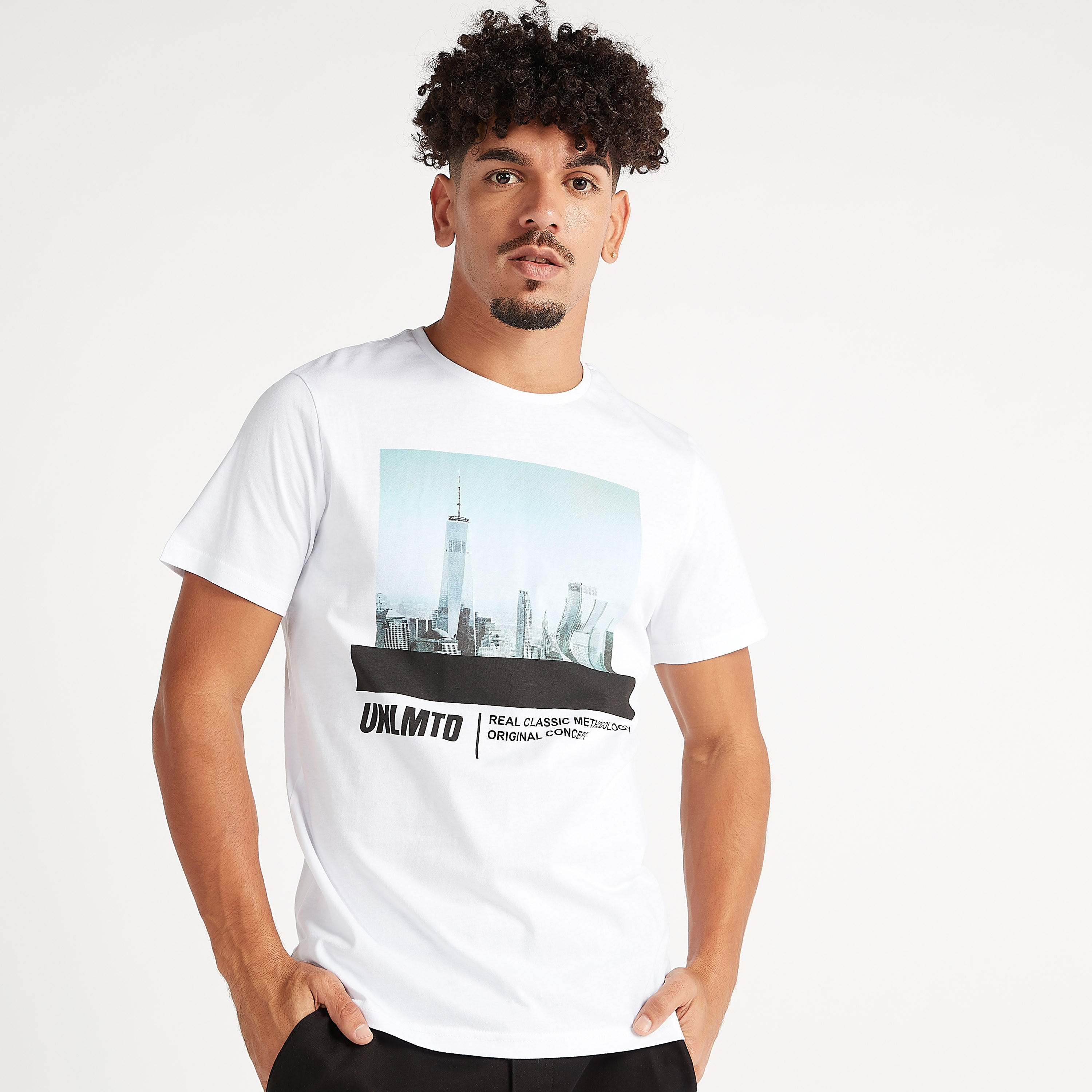 تيشيرت بياقة ضيقة وأكمام قصيرة وطبعات-men-clothing-tshirtsandpolos-tshirts-image-3