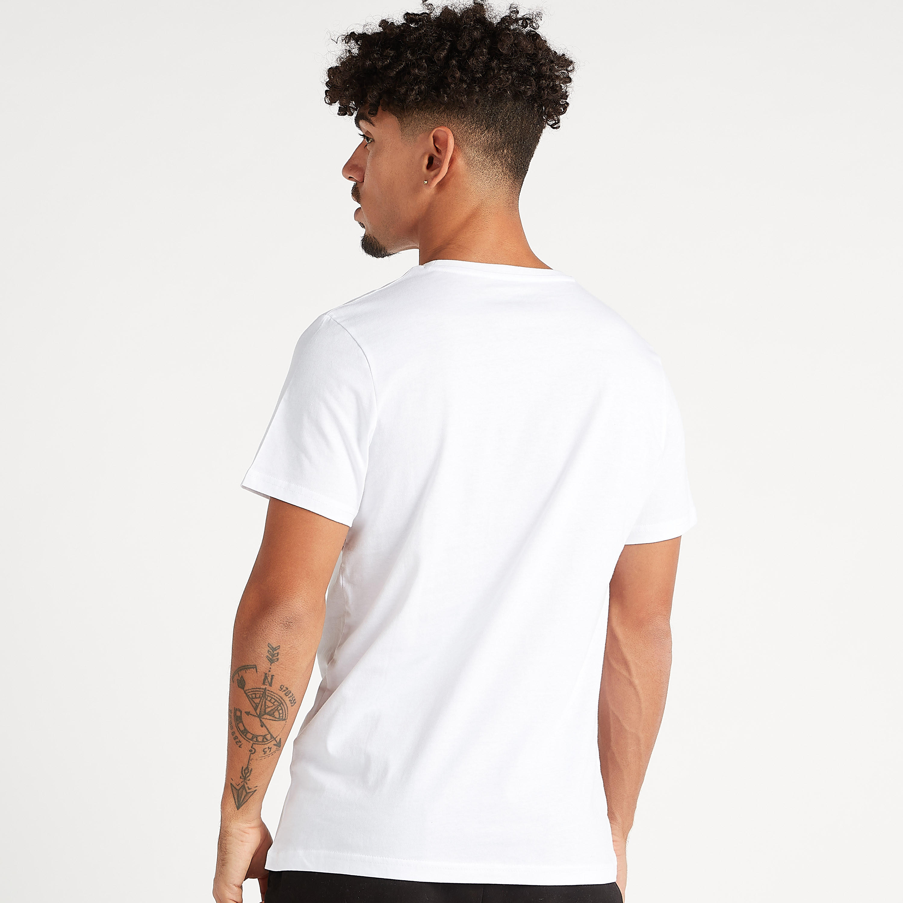 تيشيرت بياقة ضيقة وأكمام قصيرة وطبعات-men-clothing-tshirtsandpolos-tshirts-image-4