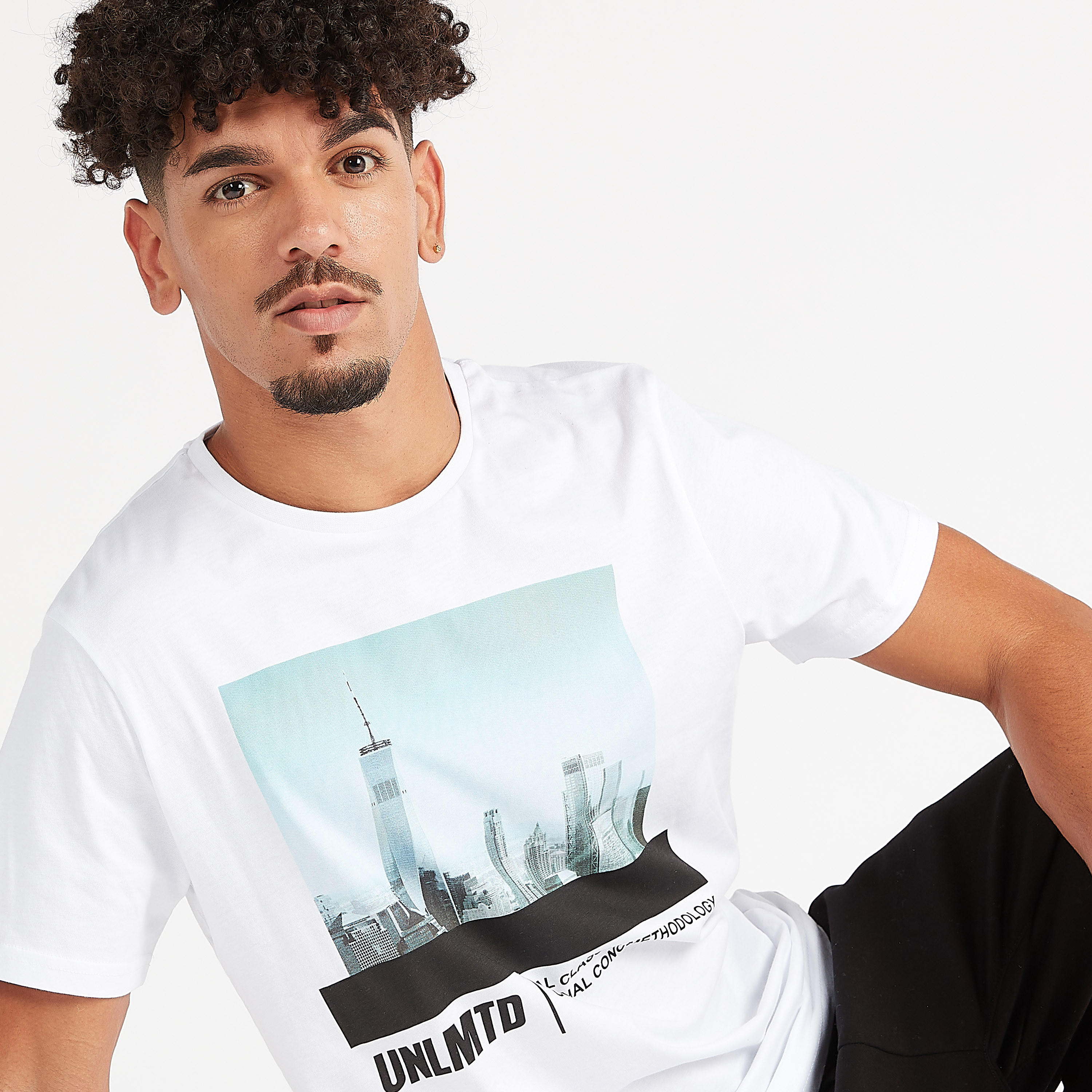 تيشيرت بياقة ضيقة وأكمام قصيرة وطبعات-men-clothing-tshirtsandpolos-tshirts-image-5