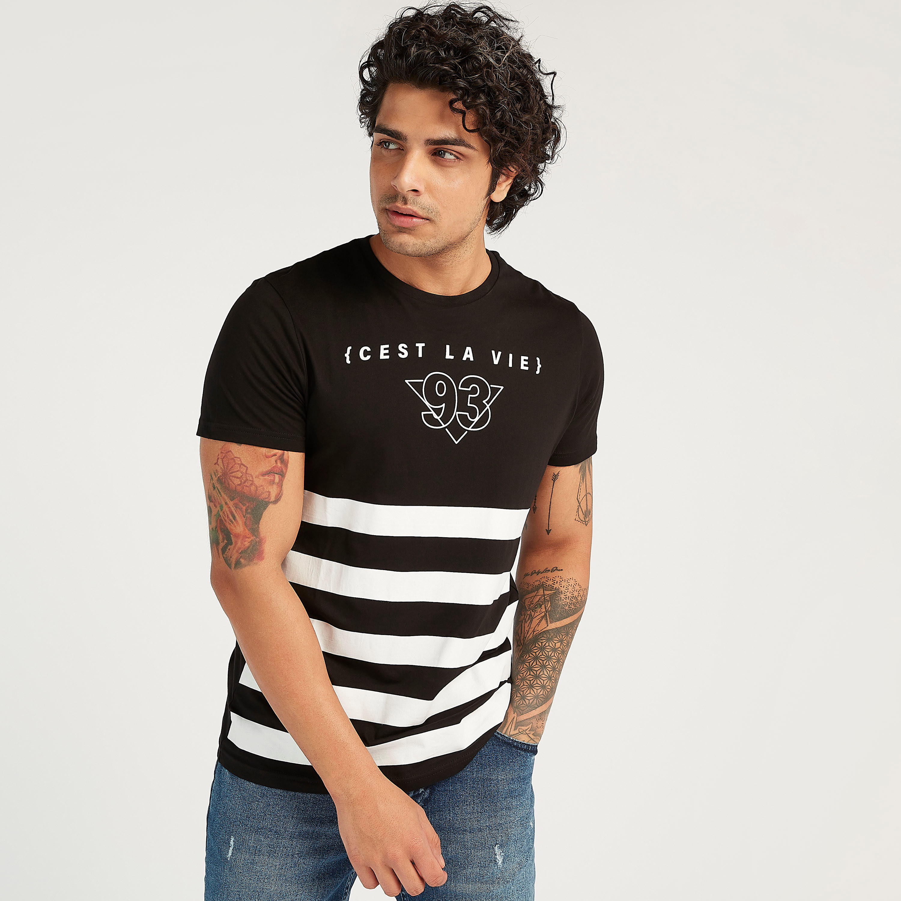 تيشيرت بياقة ضيقة وأكمام قصيرة وطبعات-men-clothing-tshirtsandpolos-tshirts-image-1