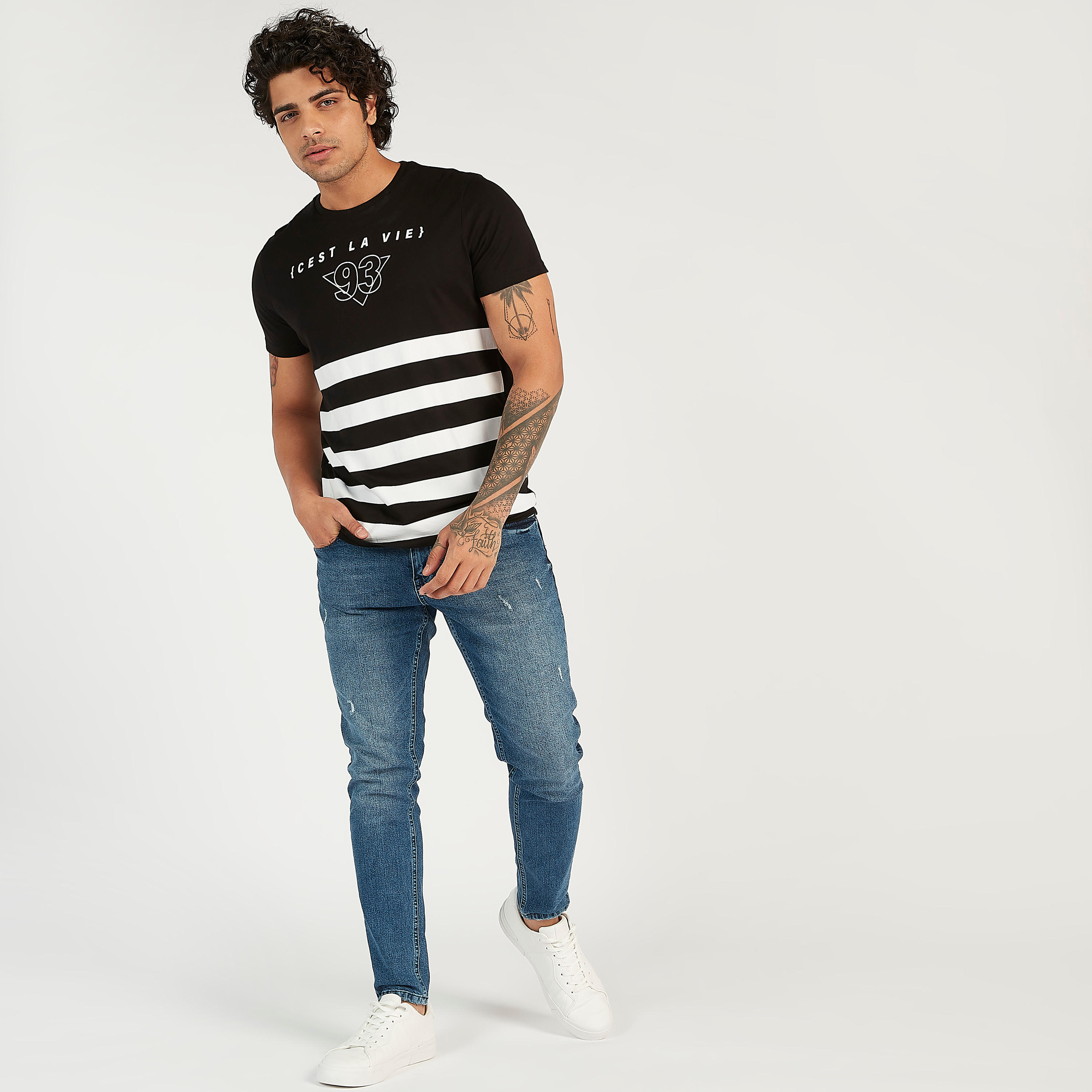 تيشيرت بياقة ضيقة وأكمام قصيرة وطبعات-men-clothing-tshirtsandpolos-tshirts-image-2