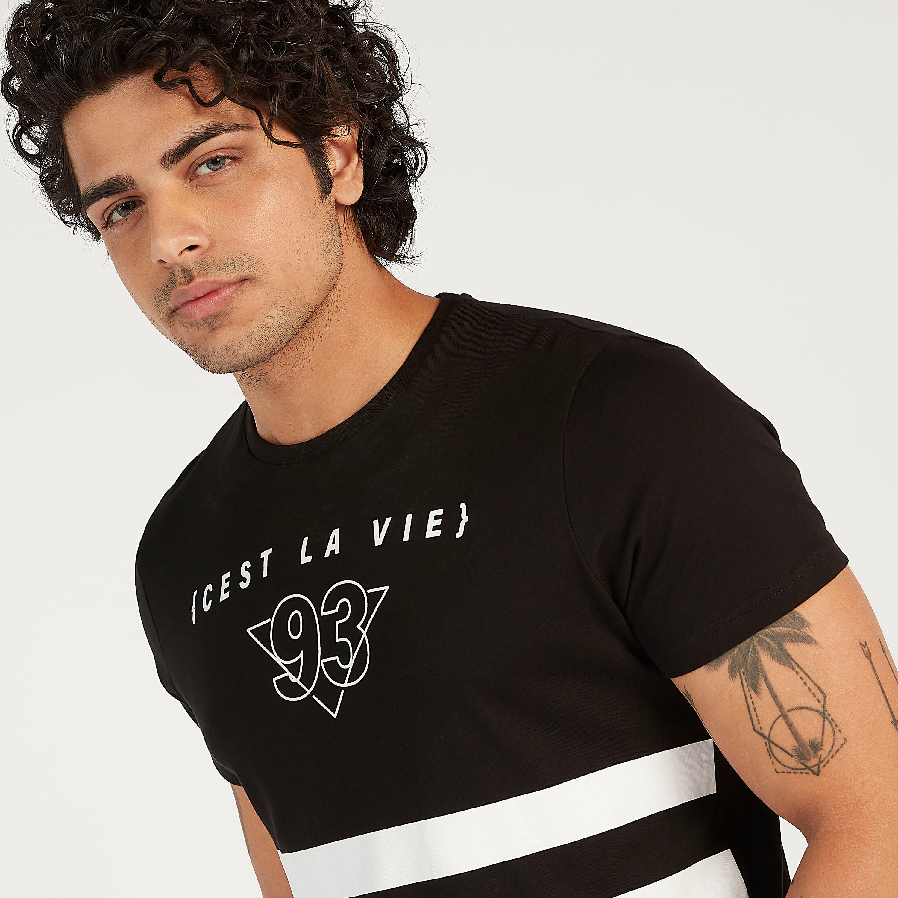 تيشيرت بياقة ضيقة وأكمام قصيرة وطبعات-men-clothing-tshirtsandpolos-tshirts-image-3