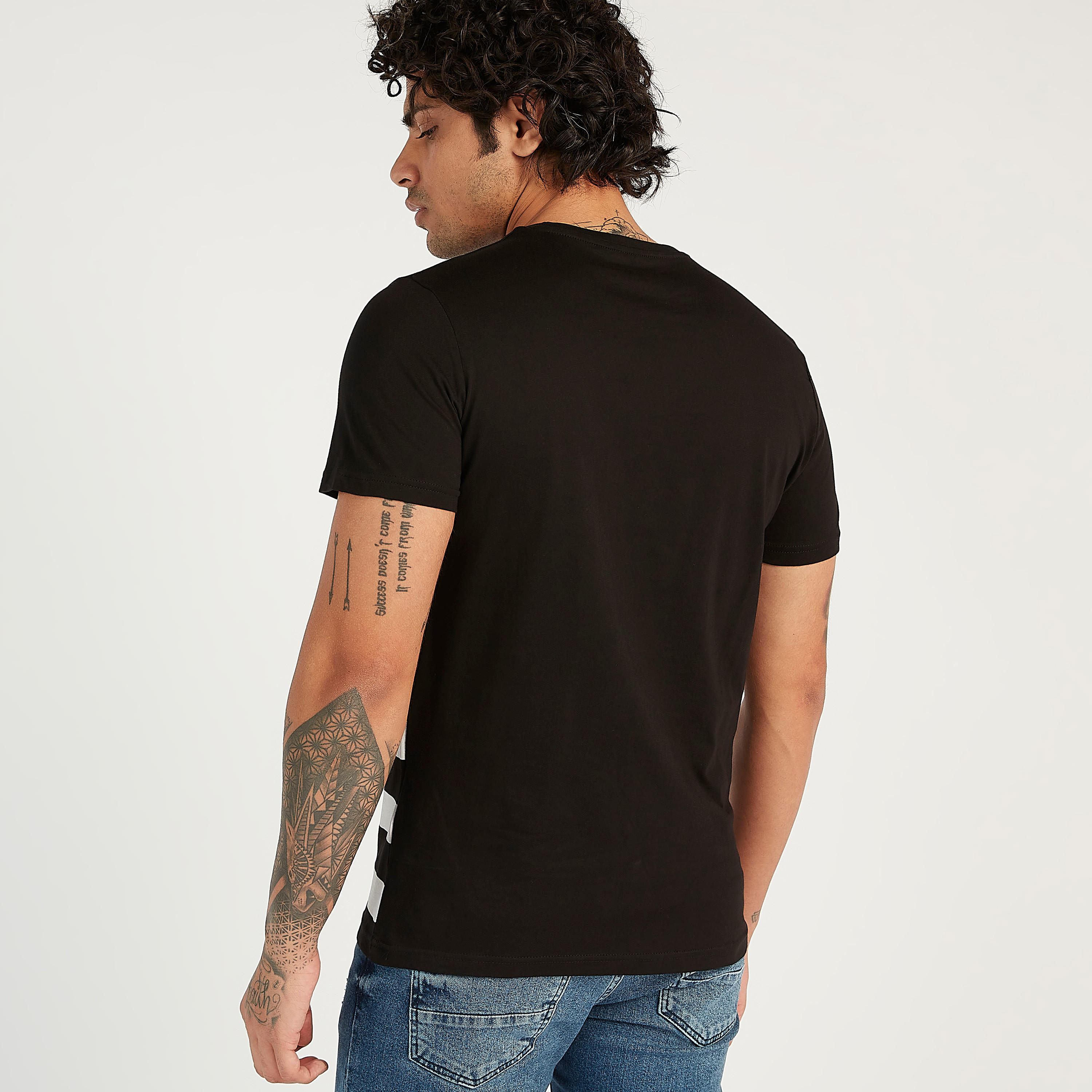 تيشيرت بياقة ضيقة وأكمام قصيرة وطبعات-men-clothing-tshirtsandpolos-tshirts-image-4