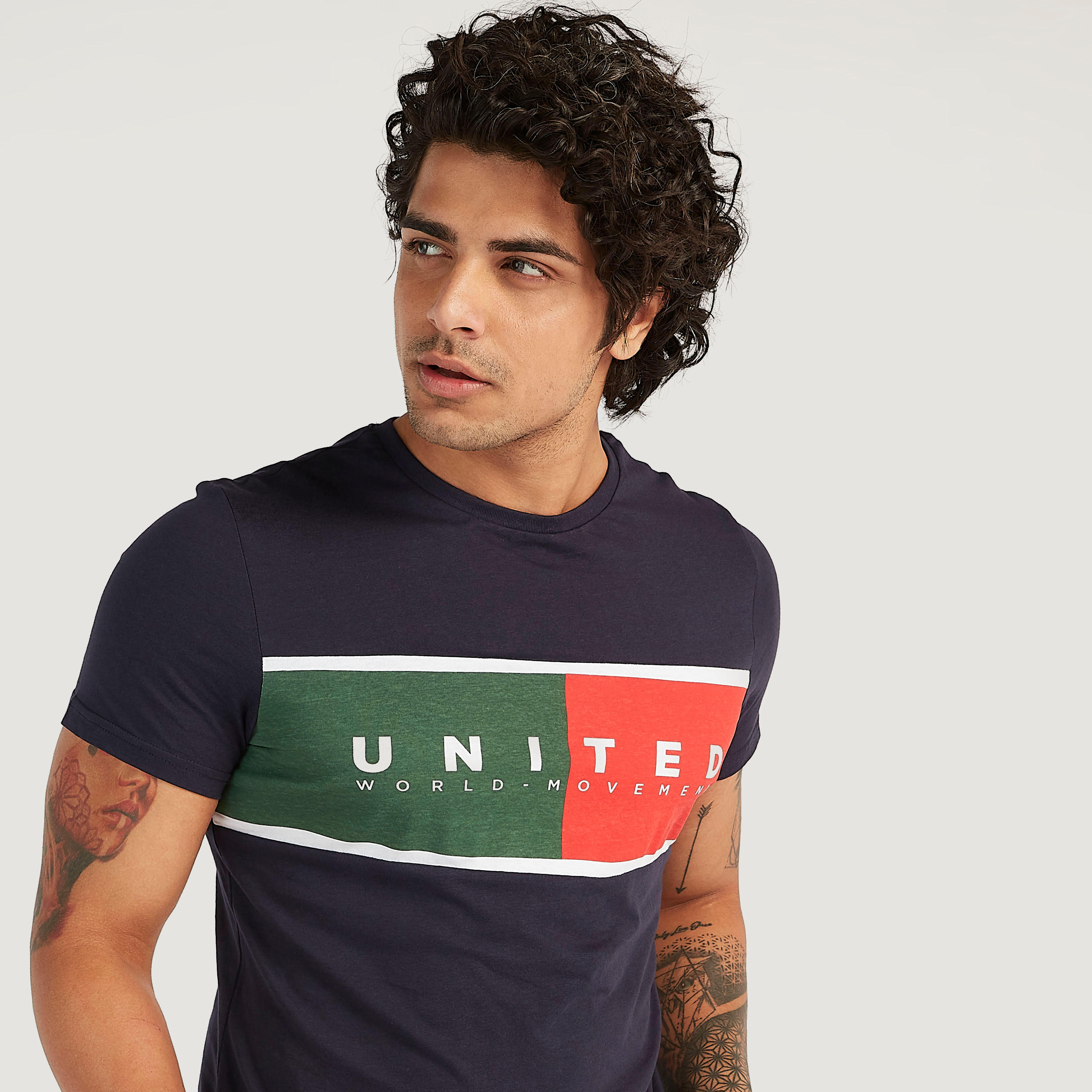تيشيرت بياقة ضيّقة وأكمام قصيرة وطبعات-men-clothing-tshirtsandpolos-tshirts-image-2