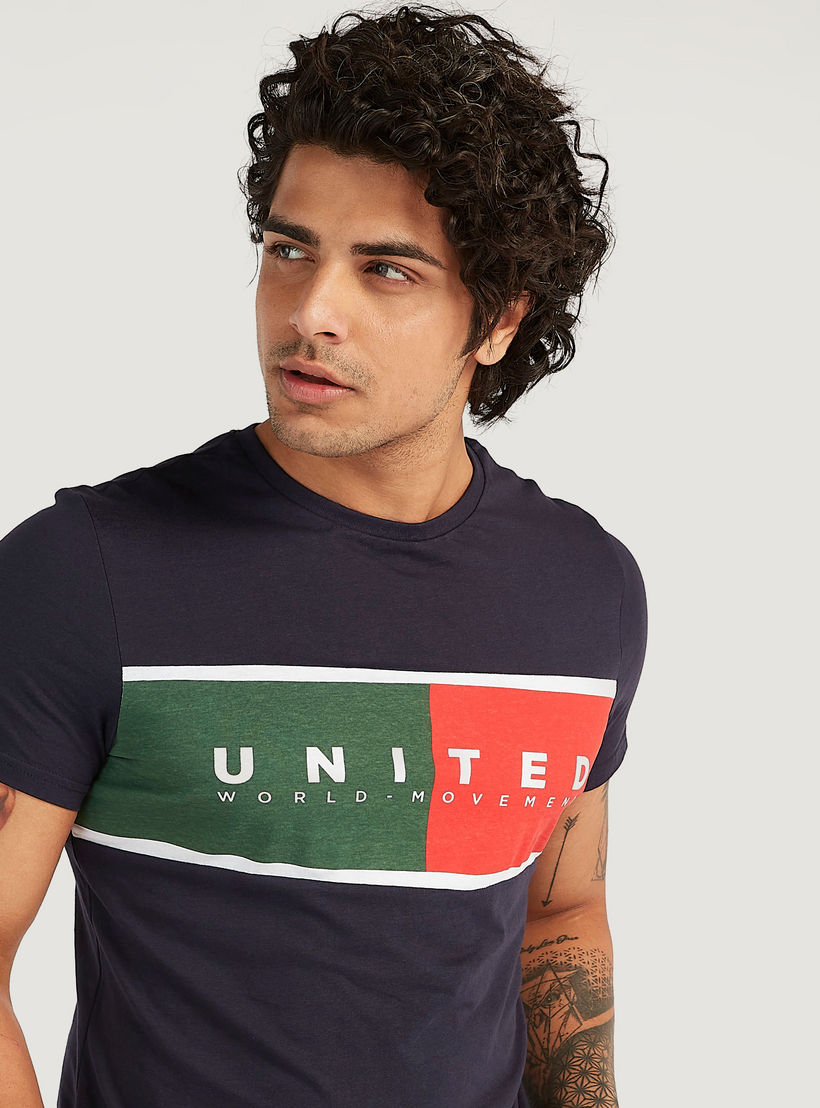 تيشيرت بياقة ضيّقة وأكمام قصيرة وطبعات-men-clothing-tshirtsandpolos-tshirts-image-2