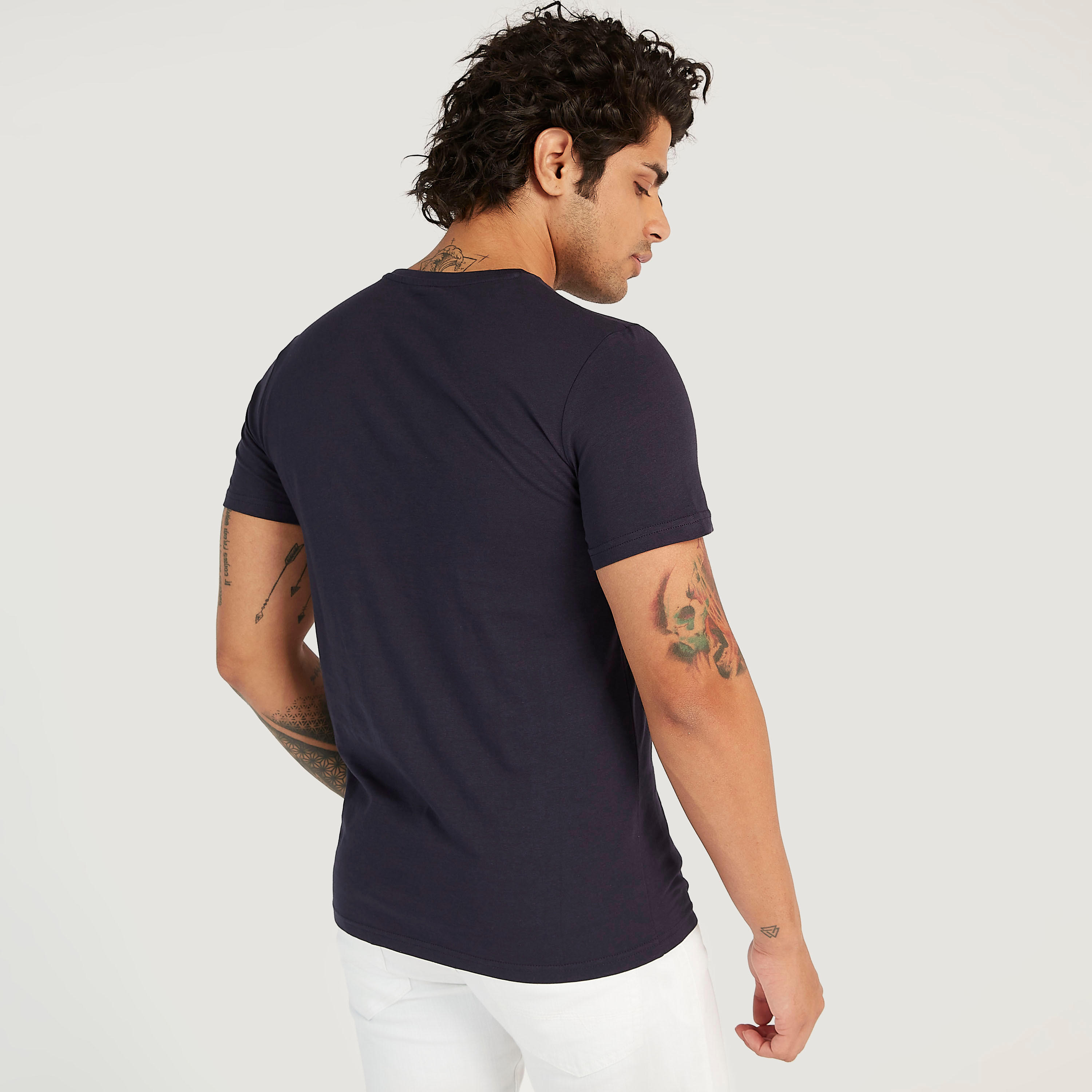 تيشيرت بياقة ضيّقة وأكمام قصيرة وطبعات-men-clothing-tshirtsandpolos-tshirts-image-1