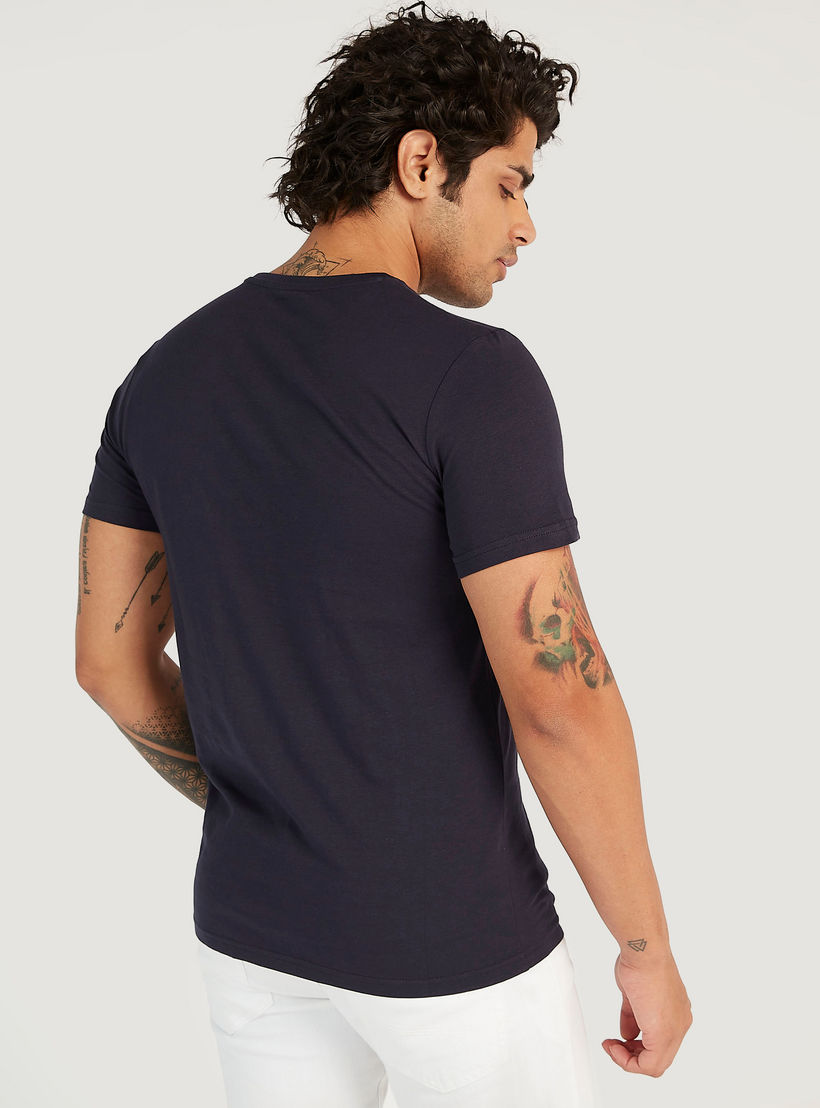 تيشيرت بياقة ضيّقة وأكمام قصيرة وطبعات-men-clothing-tshirtsandpolos-tshirts-image-1