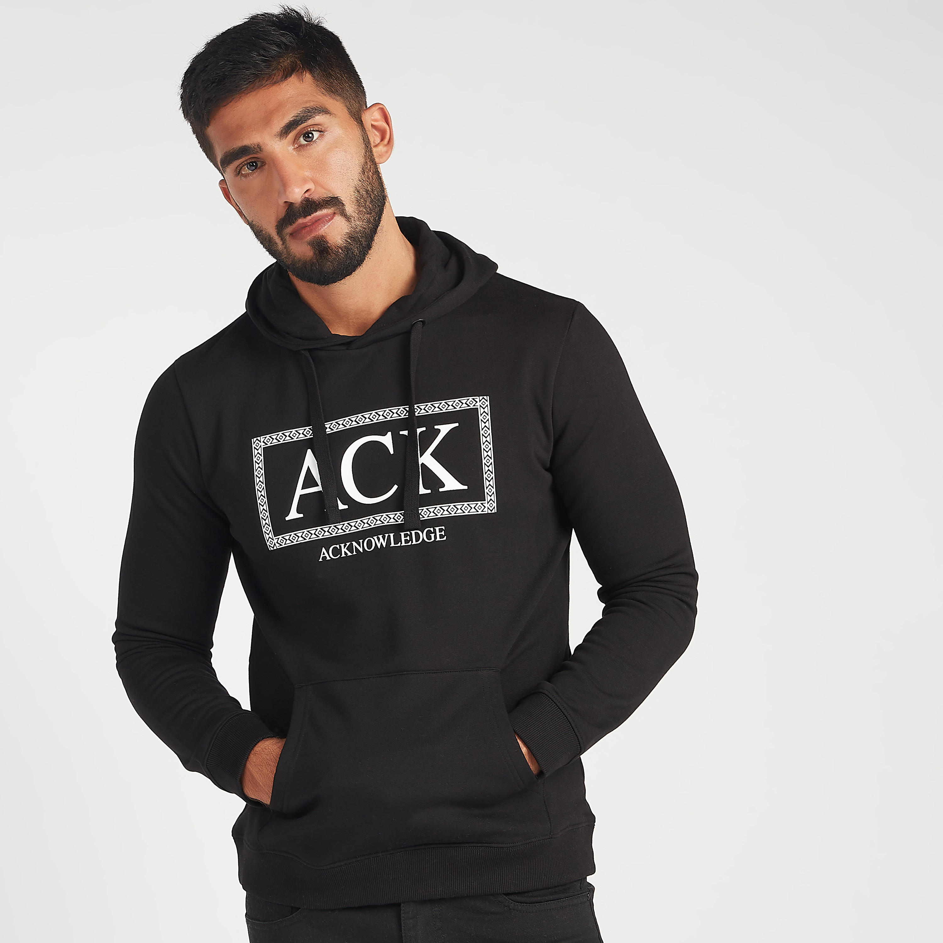 هودي مستدام بجيوب كنغر وأكمام طويلة وطبعات-men-winterwear-hoodiesandsweatshirts-image-1