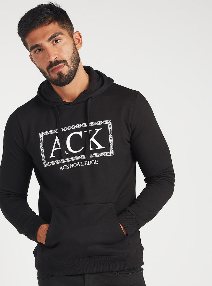 هودي مستدام بجيوب كنغر وأكمام طويلة وطبعات-men-winterwear-hoodiesandsweatshirts-image-1