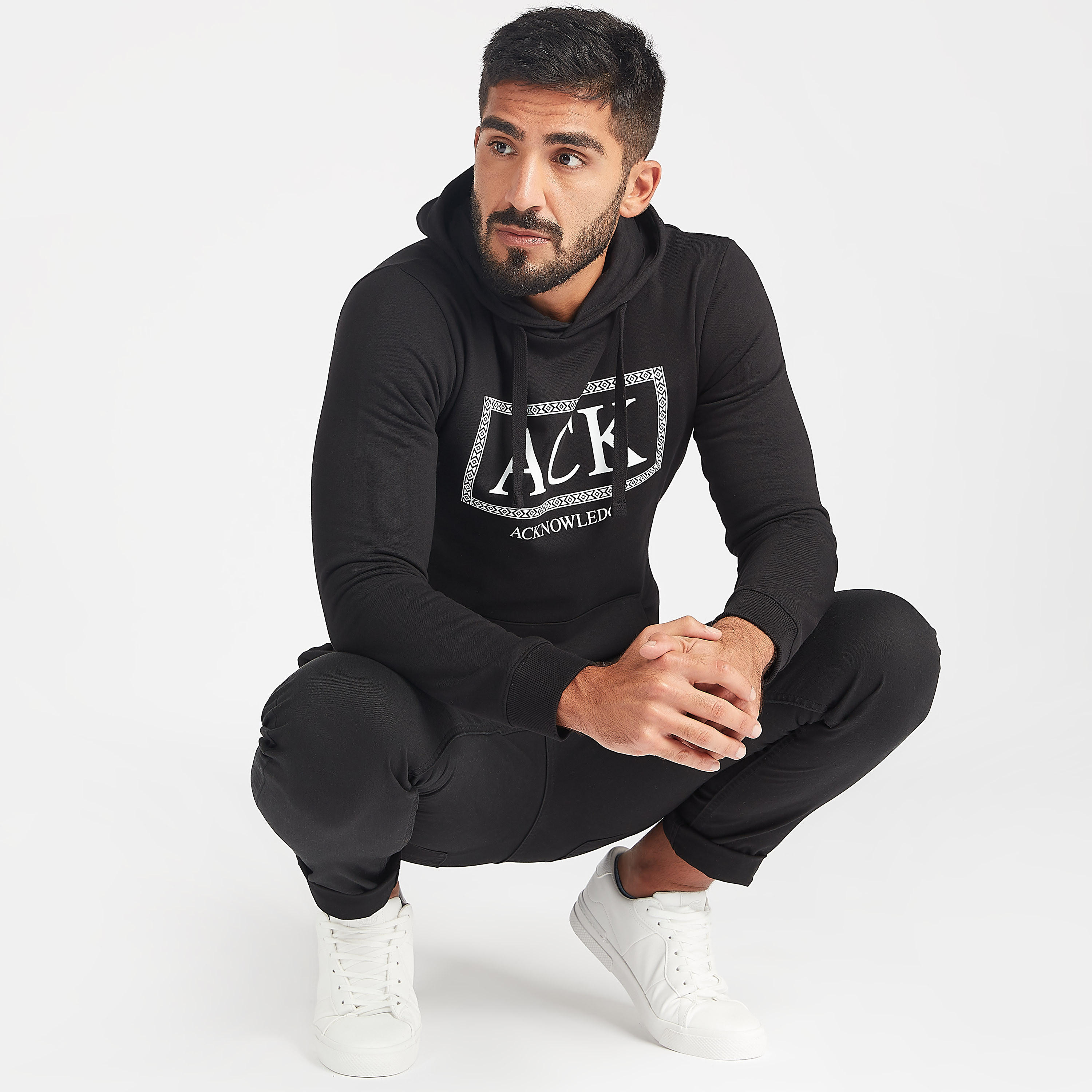 هودي مستدام بجيوب كنغر وأكمام طويلة وطبعات-men-winterwear-hoodiesandsweatshirts-image-2