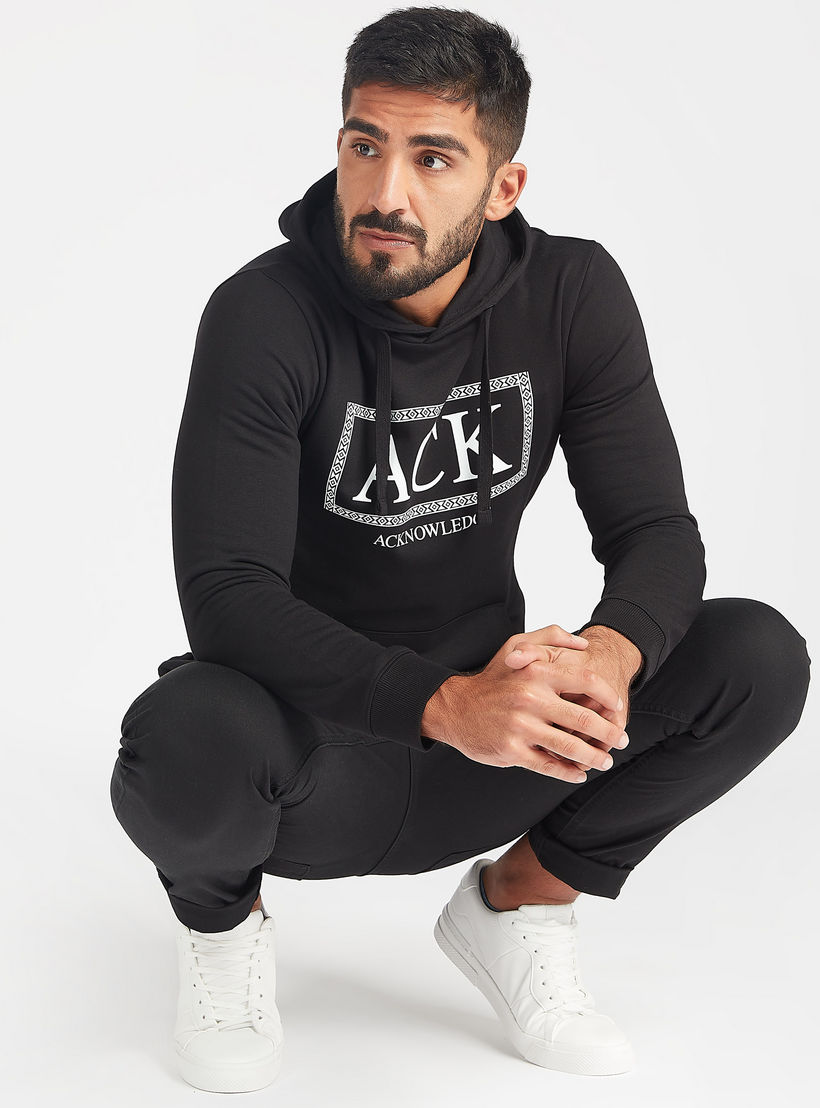 هودي مستدام بجيوب كنغر وأكمام طويلة وطبعات-men-winterwear-hoodiesandsweatshirts-image-2